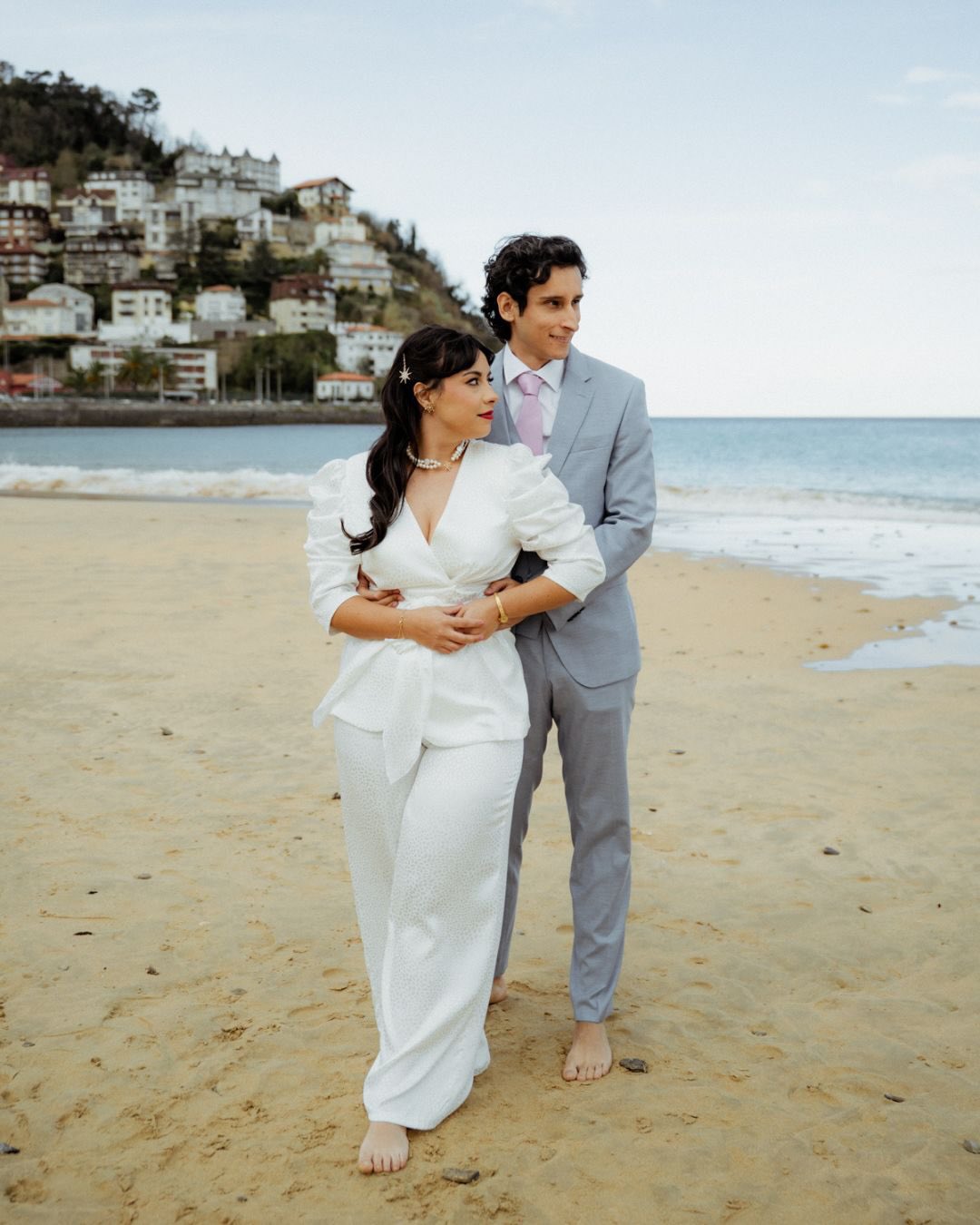 ✨ Boda Tatiana & Javier ✨
Una historia que viaja del sur al norte…
Ella, vasca.
Él, andaluz.
Dos caminos distintos que se cruzaron para escribir uno nuevo juntos. Aunque hoy viven en Andalucía, decidieron venir al País Vasco para decir “sí” rodeados de la esencia que tanto significa para ellos.
Y yo… infinitamente agradecida de haber sido la persona elegida para capturar cada mirada cómplice, cada carcajada y cada instante que hizo este día único. Desde que Tatiana me escribió por primera vez, se sentía que esta boda tendría magia.
Este carrusel resume un día lleno de emoción, raíces, familia y una conexión que traspasa cualquier distancia. 🤍
Gracias por confiar en mi trabajo y permitirme guardar sus recuerdos para siempre.
.
.
.
#BodasPaisVasco #BodasSanSebastian #BodasBilbao #WeddingEuskadi #FotografosPaisVasco #BodaDonostia #BodaBilbao #EuskadiWedding #FotografiaDeBoda #DestinationWeddingSpain