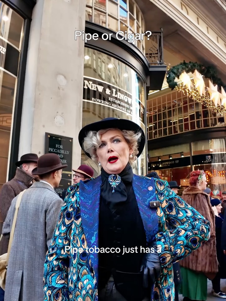 What do you prefer? Pipe tobacco or a traditional cigar?
We had an incredible time strolling through the City of London on the Grand Flâneur Walk, speaking with flâneurs about their tastes, their rituals, and their winter style.
#GrandFlaneur #Charatan #TheChapMag