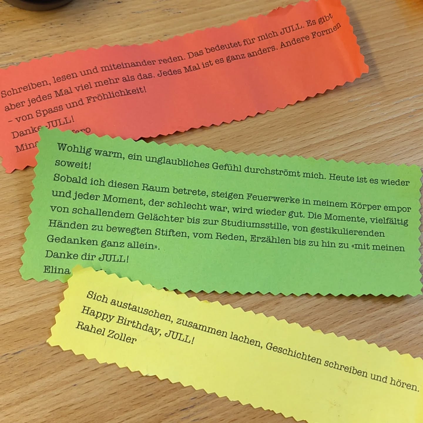 »Schreiben, lesen und miteinander reden. Das bedeutet für mich JULL. Es gibt aber jedes Mal viel mehr als das. Jedes Mal ist es ganz anders. Andere Formen - von Spass und Fröhlichkeit! Danke JULL!«
Mina C
»Wohlig warm, ein unglaubliches Gefühl durchströmt mich. Heute ist es wieder soweit! Sobald ich diesen Raum betrete, steigen Feuerwerke in meinem Körper empor und jeder Moment, der schlecht war, wird wieder gut. Die Momente, vielfältig von schallendem Gelächter bis zur Studiumsstille, von gestikulierenden Händen zu bewegten Stiften, vom Reden, Erzählen bis zu hin zu mit meinen Gedanken ganz allein». Danke dir JULLI«
Elina S
»Sich austauschen, zusammen lachen, Geschichten schreiben und hören. Happy Birthday, JULL!«
Rahel Z
Vielen Dank, ihr lieben Schreiberinnen vom JULL #freiernachmittag
#jullneverwritealone
#tenyearsafter
#jullbiläum