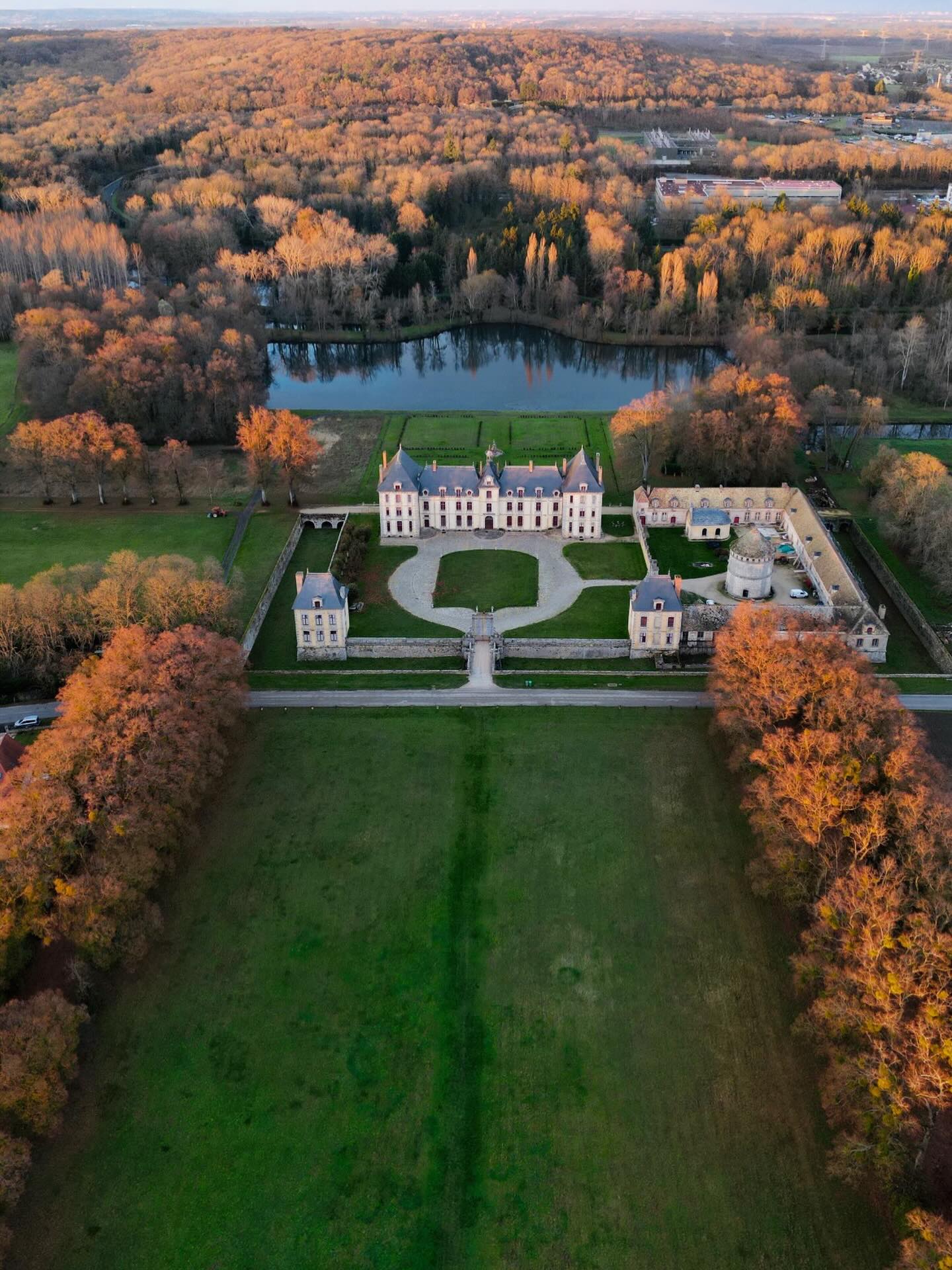Vue automnale du domaine.
📸 @drone2france