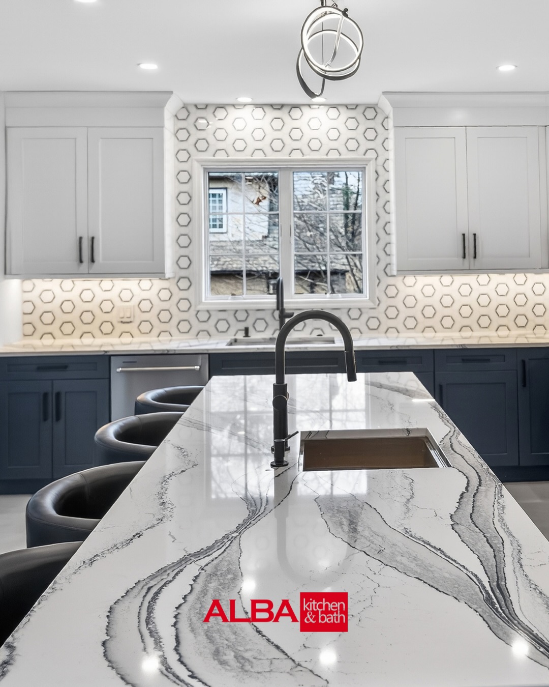 Our recent blue and white two-tone custom kitchen features stormy-blue waves on a quartz countertop. This is a surge against the cool white backdrop of this striking design. #kitchencabinets #framlesscabinets #cambria #navyblue #customkitchen #quartz @stmartincabinetry @cambriasurfaces
Photos & Videos: Celine & John
—