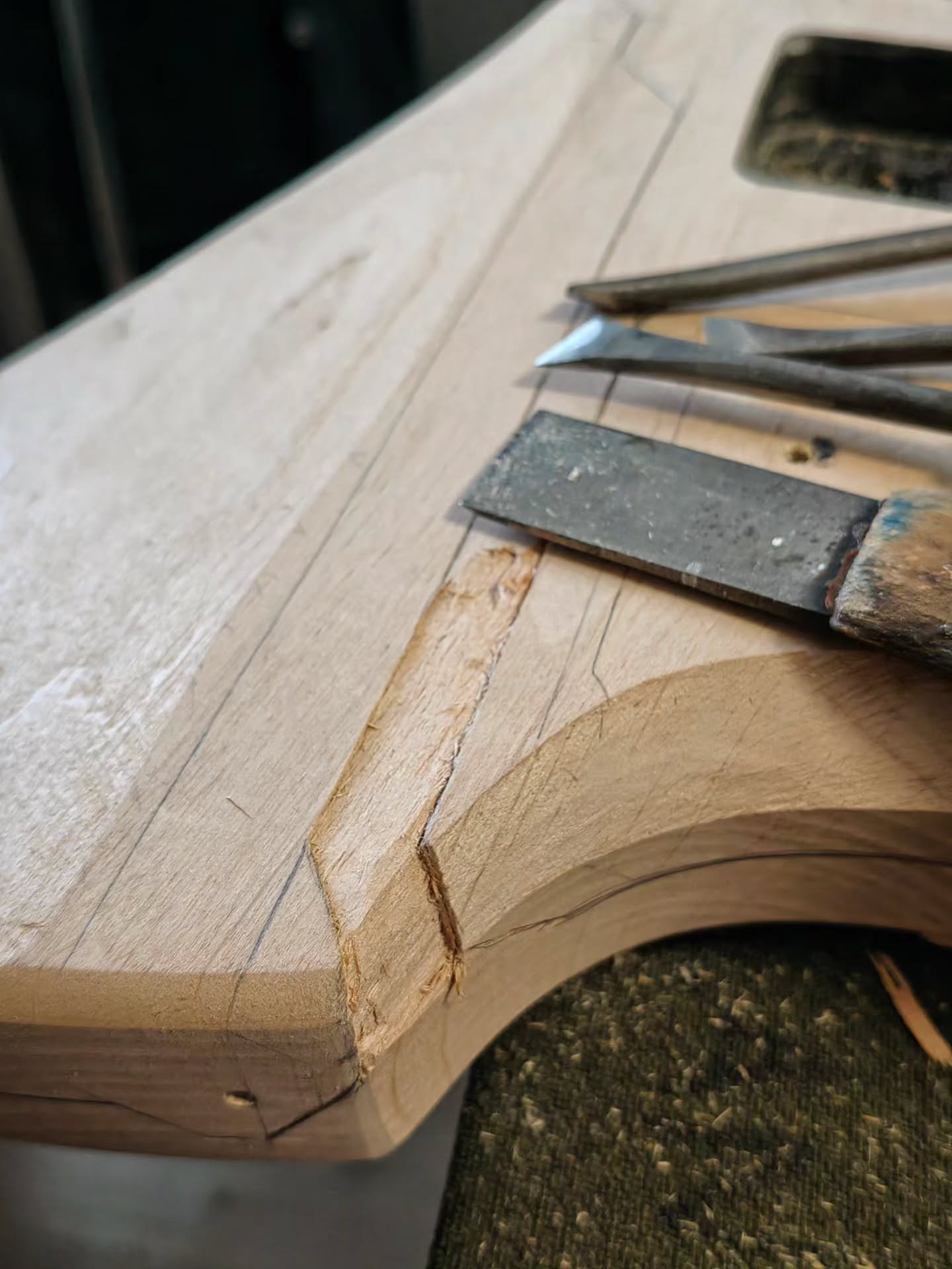 The carving begins on @johnnygrinds GoreOver headless...
#ipguitars #woodcarving #bassguitar #luthier