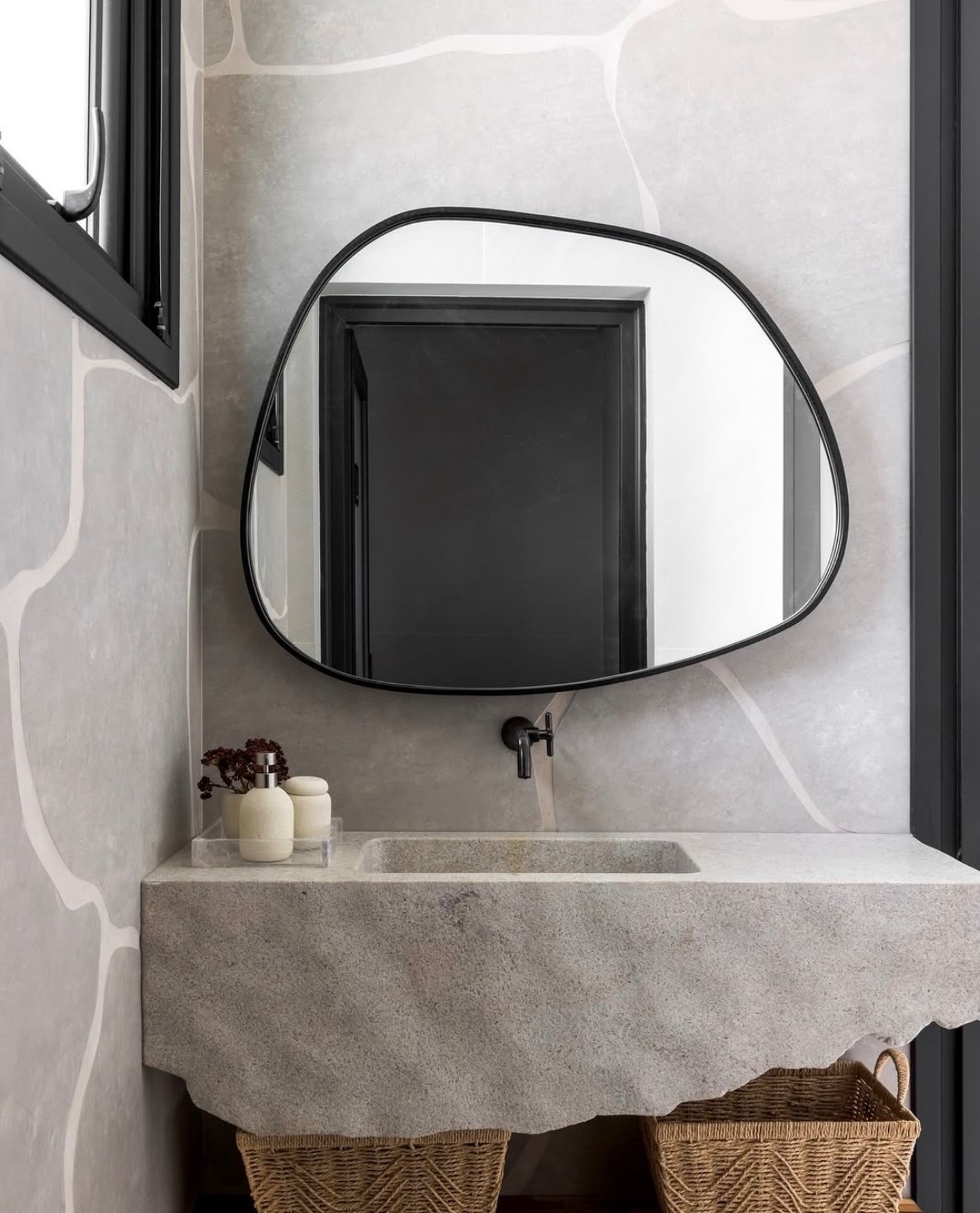 #NovoEspaçoNovaHistória por @tagarquitetura
Um lavabo clean, elegante e cheio de personalidade.
A escolha dos revestimentos Decorfine trouxe leveza e elegância.
Venha se inspirar em nosso showroom!
📍 Rua Theodoro Holtrup, 112 — Vila Nova, Blumenau
#Decorfine #Lavabo #DesignDeInteriores #Arquitetura #AcabamentosExclusivos #TagArquitetura #InspiraçãoDecorfine
