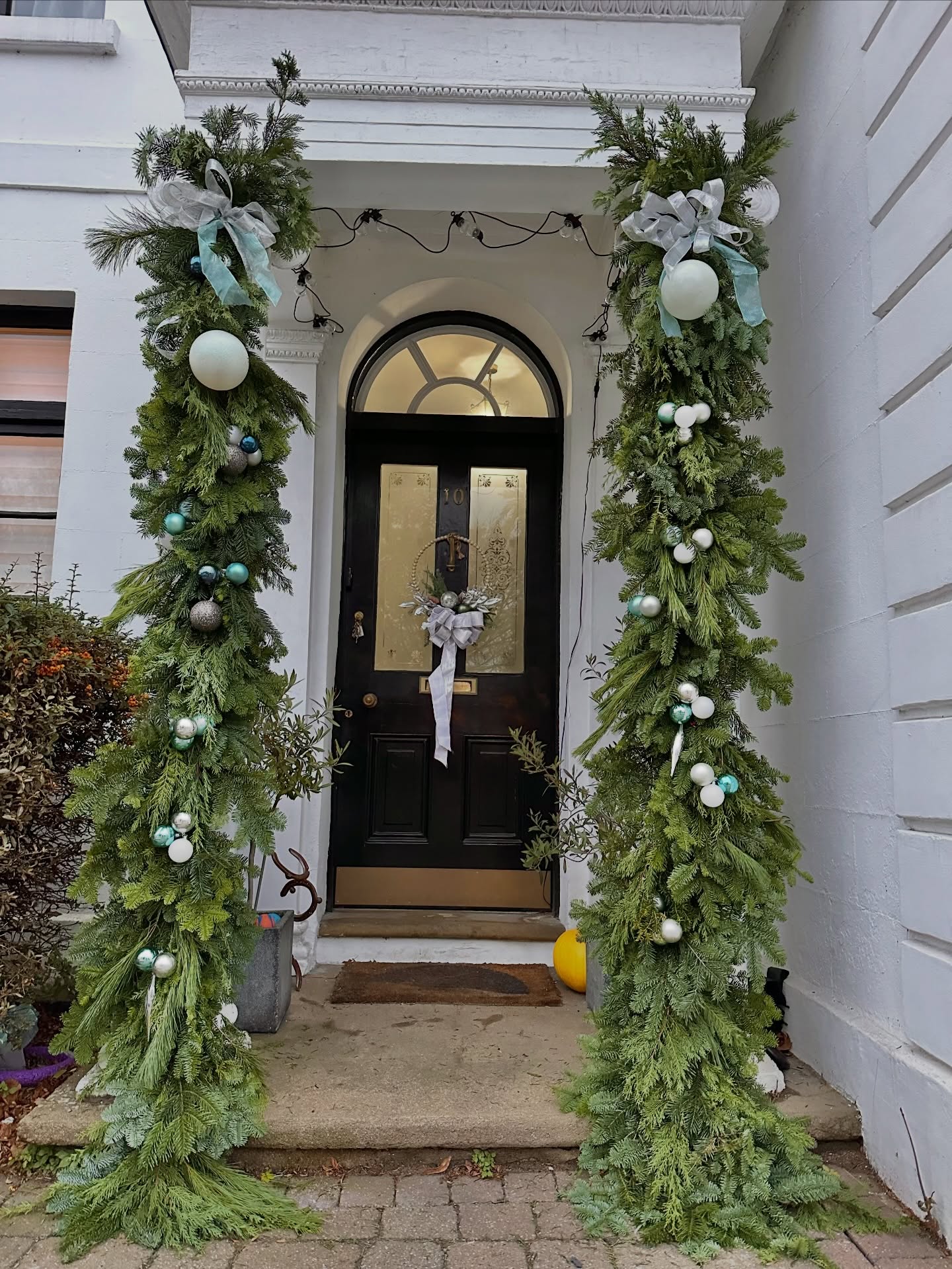 What do we think of columns ? There wasn’t fixing up high to support a full and secure arch but I think these column garlands look perfectly grand on this beautiful Bedford town house.
🌲
#christmashouse #christmasinstallation #christmasinstallationbedford #christmascolumn