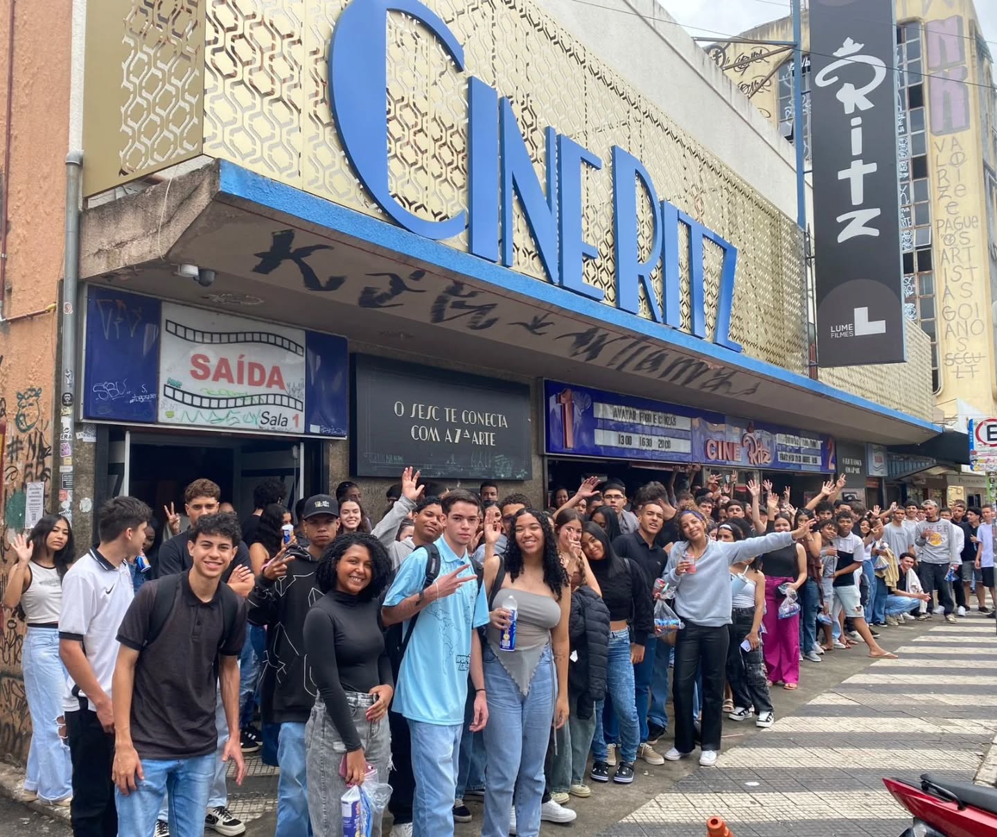 Hoje, 19/12/2025, foi dia de celebrar do jeito que a gente ama! 💚✨
Levamos nossos aprendizes do CAMP Goiânia para a confraternização de fim de ano no Cine Ritz (@cineritzgoiania)!onde assistiram ao tão esperado Zootopia 2 — e claro, com direito a um lanche super gostoso para deixar o momento ainda mais especial! 🍿🥤🐰🦊
Foi uma manhã de muita alegria, diversão e convivência. Eles amaram! Momentos assim fortalecem vínculos e encerram nosso ano com o coração cheio de gratidão.
#CAMPGoiânia #AprendizesCAMP #Confraternização #FimDeAno #Zootopia2 CineRitz MomentoDeAlegria Juventude Gratidão