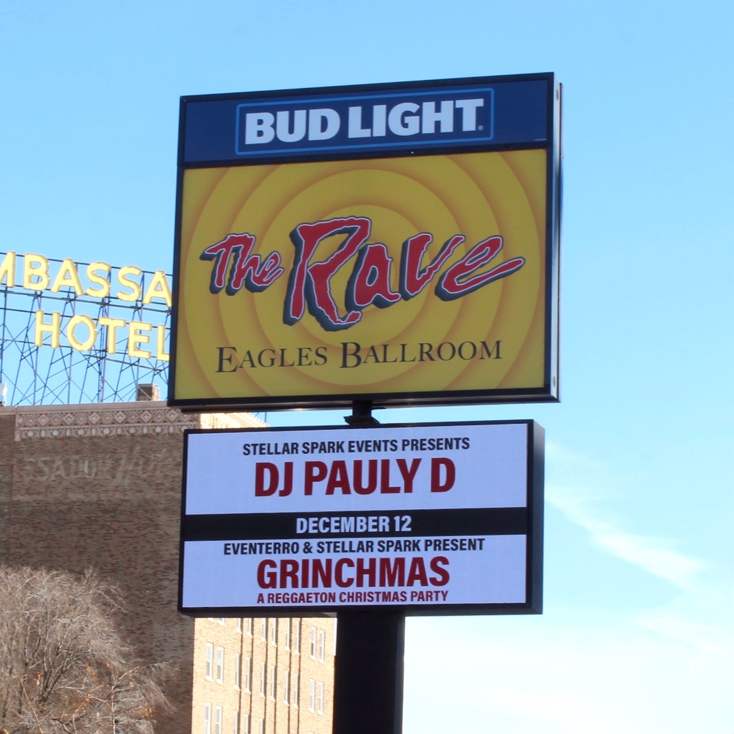TONIGHT at The Rave / Eagles Club!!
@DJPaulyD takes over The Rave with support by DJ Krum.
⏰ Show starts at 8:30 PM
Grinchmas: A Reggaeton Christmas Party with @DJDONB_ and friends.
⏰ Show starts at 9 PM
🎫 Tickets available at the door or online at therave.com & stellarspark.com