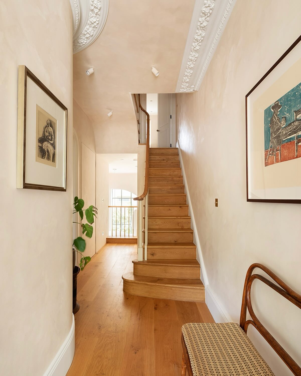 Hall, Landings & Stairs | Portobello Townhouse
Continuous handrails, tapering spindles, open string character grade oak treads and flooring
📷 @adamscottimages
Interior Design - @amelia.gallen.interior.design
Interior Styling - @studiostreeter
Stair and Handrail Install - HL Workshop
Oak supply - @provision_se1
#woodrowvizor #londonhouse #londonhomes #architecturalphotography #houseandgarden #transformation #terracedhouse #portobelloroad #nottinghill #ladrbokegrove #interiorinspo #designinspo #victorianhome #stair #stairs #staircase