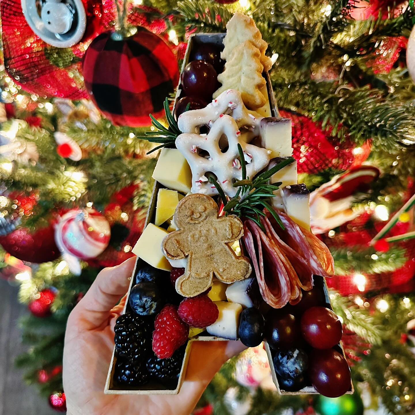 Holiday letters make such a fun personalized gift. Such a sweet idea for Secret Santa or Teacher gifts for the holidays. 🎁 🎄🎅🏼