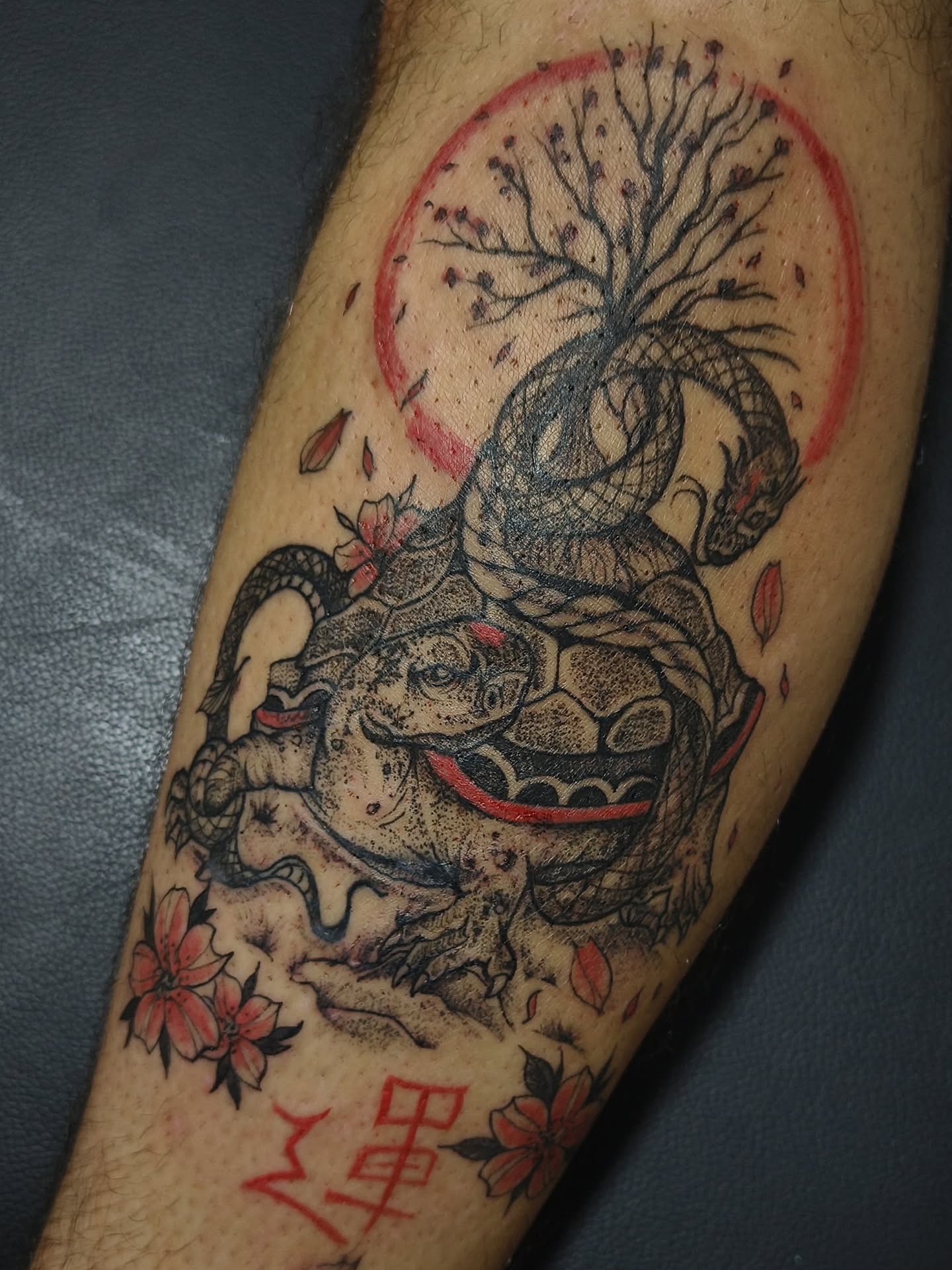 Arte autoral feita do meu grande amigo @_marcslima no @tattoopirituba
É uma realização imensa quando tatuamos uma arte autoral, pode levar o tempo que for, mas quando chega a hora, o coração enche de felicidade, e foi assim, feliz, que eu reproduzi essa arte.
#tattooautoral #tattoojembu #tattooculturaoriental #tattoopirituba
#tattooarte
