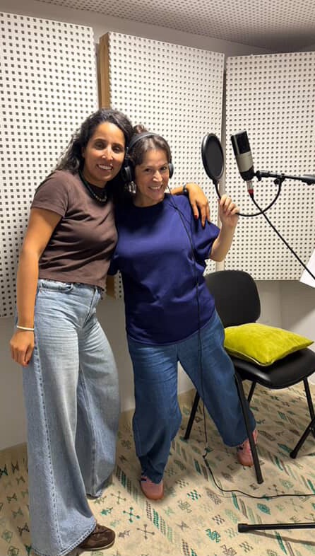 Parfois, la sororité, c’est juste un oui.
Un oui du cœur.
Un oui sans me connaître, juste parce qu’elle a ressenti le sens du projet.
Un oui à la transmission, aux enfants, aux héroïnes.
Merci Peeka @peekette 💕💕💕
Merci d’avoir prêté ta voix à la version tunisienne de Heya Stories 🇹🇳
Une voix chaleureuse, vibrante, vraie.
📖 Heya x Tawhida Ben Cheikh, un livre à lire, une histoire à écouter
🎧 Chaque livre physique donne accès au livre audio en 5 langues via QR code.
🛒 Achat en ligne : lien en bio
🇹🇳 En Tunisie : @librairie_culturel
#heyastories #livreaudio #darija #transmission #sororité
