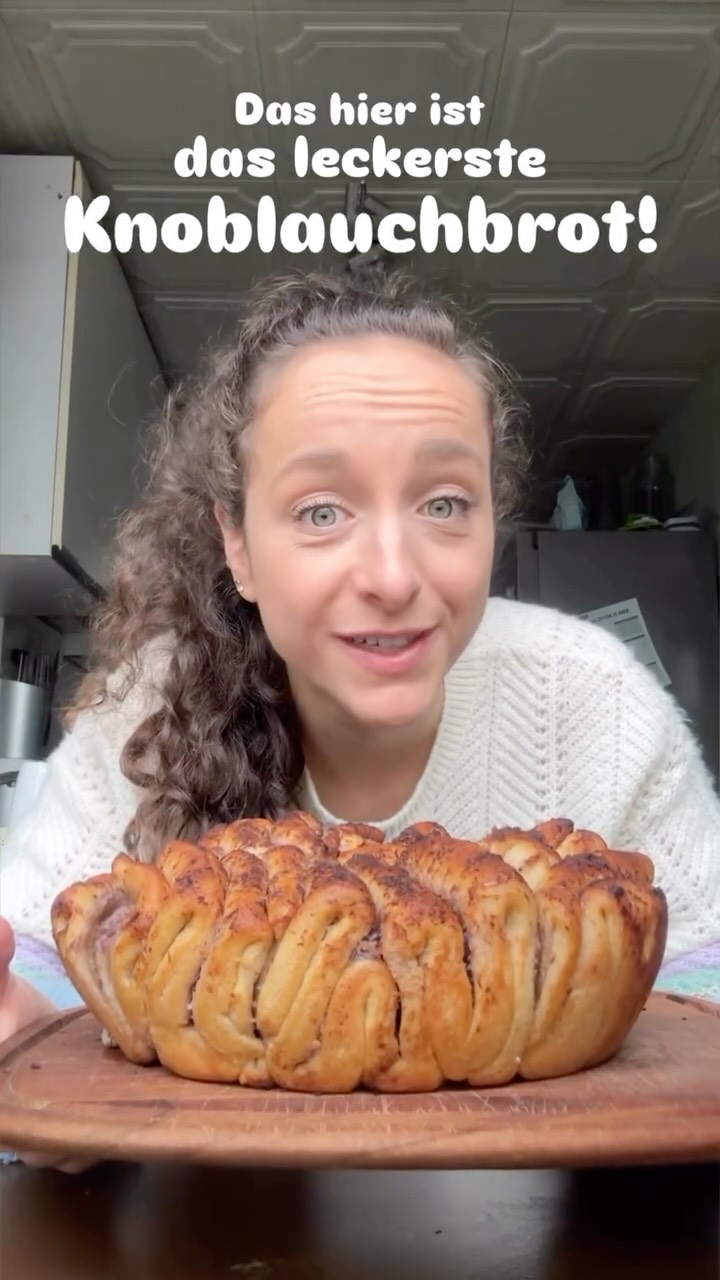 Wer soll dir dieses leckere Knoblauchbrot backen? 🧄🥖😍
Mein beliebtes Pull Apart Knoblauchbrot. Außen knusprig, innen weich! Passt perfekt zu Suppe, Pasta oder einfach pur. Das Rezept ist super easy und gelingt wirklich immer! 🤤
🤤🧄
Zutaten:
🍞Teig: 500g Weizenmehl, 250ml lauwarmes Wasser, 1 Würfel Hefe, 1/2 TL Zucker, 2 TL Salz, 50ml Öl
🧄 Knoblauchbelag: 3 Knoblauchzehen, 2 Schalotten, 100ml Öl oder 120g Margarine, 1 TL Salz
👉 Zubereitung:
1. Teig: Hefe mit Zucker in Wasser auflösen, Mehl in Schüssel sieben, Hefe-Wasser-Mischung hineingeben, Salz, Öl und das restliche Wasser dazu. 5-10 Min. kneten. Danach mindestens 20 Min. an warmem Ort aufgehen lassen.
2. Knoblauchbelag: Knoblauch & Schalotten grob zerkleinern, Margarine schmelzen und mit Salz im Mixer pürieren.
3. Teig weiterverarbeiten: Teig zu einem großen Rechteck ausrollen, mit Knoblauchbelag bestreichen, in Streifen schneiden, die Streifen wie eine Ziehharmonika falten und dann in eine gefettete Kastenform legen. Restlichen Belag darauf verteilen.
4. Backen: Bei 200°C (nicht vorgeheizt) 30-35 Min. backen
#PullApartBread
#Knoblauchbrot
#BrotLiebe
#HomemadeBread
#knoblauch
