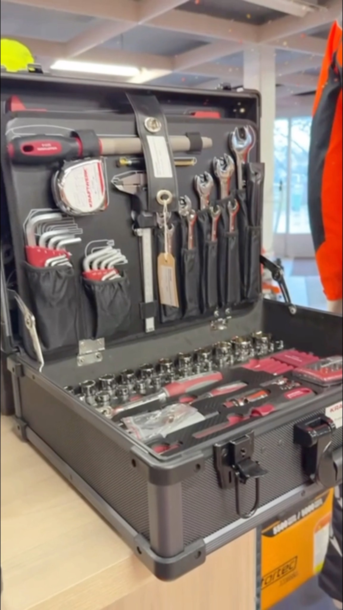 Bei uns findest du Weihnachtsgeschenke für Profis. 🎄🔧 Für alle, die gerne anpacken und gutes Werkzeug und Maschinen schätzen. Von robuster Bekleidung bis zu Tools, die jeden Tag Freude machen. Komm bei uns in Lenzburg vorbei oder stöbere im Onlineshop.