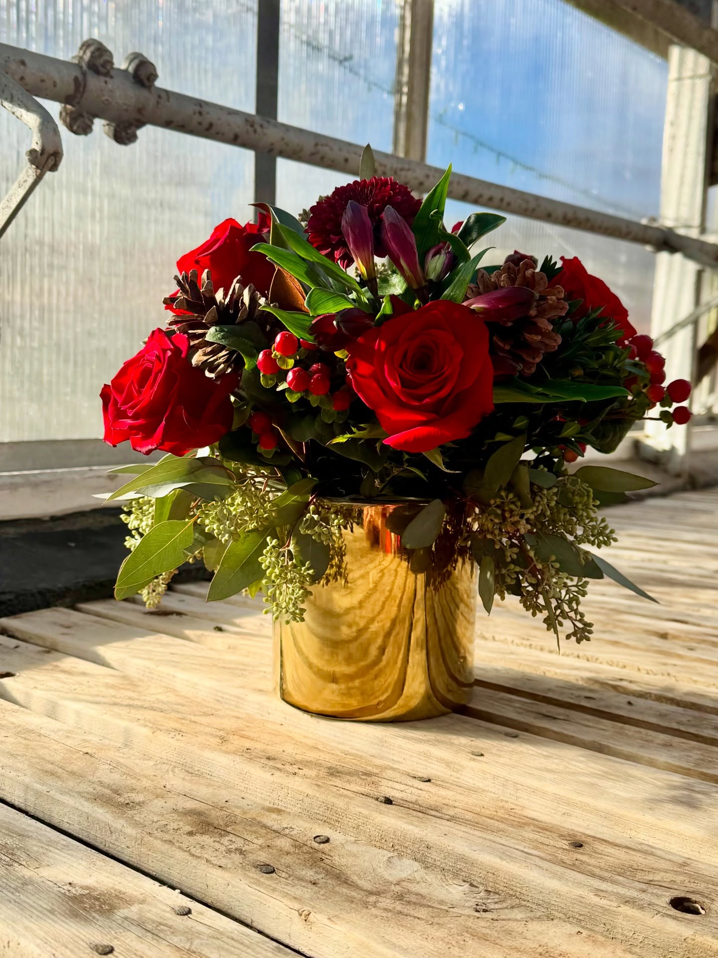 Holiday blooms have arrived 🌟
Winter Whisper and Yuletide Classic are officially live and ready to order… OH and they are stunning!!
Order online or come see us in store for all holiday flower needs…
🎁
❣️
🌹
🎁
❣️
🌹
🎁
❣️
🌹
#ColonialGardens #GardenStyleFlorals #ClassicArrangements #FairfieldCT #ConnecticutFlorals #FloralArrangement #SeasonalFlorals #FloristLife #FlowerLove #BloomInspo #HolidayFlorals #FestiveFlowers #HolidayArrangement #HolidayDecor #SeasonalDecor