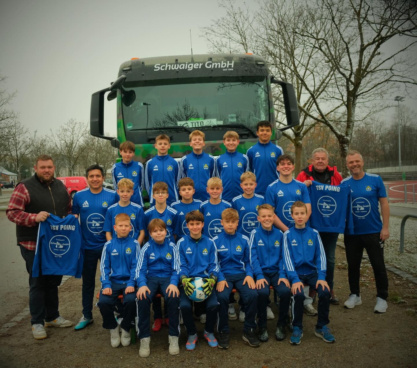 Danke an Schwaiger GmbH! 🙏⚽️🔵🟡
Unsere U13/I (Jahrgang 2013) ist in neuen Trikots und Trainingsanzügen unterwegs – ermöglicht durch die großzügige Unterstützung durch die Schwaiger GmbH.
Das Unternehmen aus Feldkirchen ist seit vielen Jahren ein starker Partner für Abbruch- und Erdbauarbeiten sowie Transporte und Entsorgung.
Die Jungs freuen sich riesig über die neue Ausstattung und präsentieren sich damit bei jedem Spiel als echtes Team! 💙
Vielen Dank für die super Unterstützung! 💪