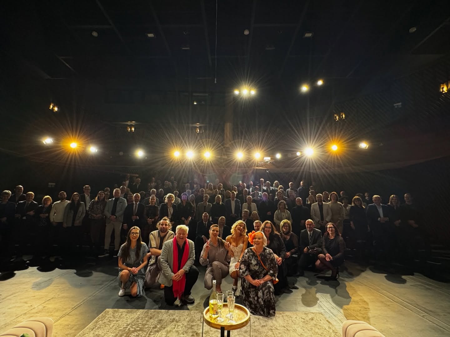 Kiedy 𝗣𝗞𝗢 𝗕𝗮𝗻𝗸 𝗣𝗼𝗹𝘀𝗸𝗶 wchodzi na widownię, wiadomo, że wieczór będzie jak dobrze oprocentowana lokata – 𝘇 𝘄𝘆𝘀𝗼𝗸𝗶𝗺 𝘇𝘄𝗿𝗼𝘁𝗲𝗺 𝗲𝗻𝗲𝗿𝗴𝗶𝗶 𝗶 𝗯𝗿𝗮𝘄!
Dzisiejszy 𝗪𝗲𝘀𝗼𝗹𝘆 𝗪𝗱𝗼𝘄𝗶𝗲𝗰 eksplodował śmiechem, reakcjami i atmosferą, która niosła nas jak najlepszy kurs wymiany emocji.
To była publiczność, która 𝗴𝗿𝗮𝗹𝗮 𝗿𝗮𝘇𝗲𝗺 𝘇 𝗻𝗮𝗺𝗶 – żywiołowa, ciepła, reagująca na każdy żart i spojrzenie.
A po spektaklu? 𝗣𝗿𝘇𝗲𝗽𝗶𝗲𝗸𝗻𝗲 𝘀𝗽𝗼𝘁𝗸𝗮𝗻𝗶𝗲, pełne rozmów i uśmiechów.
𝗗𝘇𝗶𝗲̨𝗸𝘂𝗷𝗲𝗺𝘆, 𝗱𝘇𝗶𝗲̨𝗸𝘂𝗷𝗲𝗺𝘆, 𝗱𝘇𝗶𝗲̨𝗸𝘂𝗷𝗲𝗺𝘆!
I zapraszamy ponownie do 𝗧𝗲𝗮𝘁𝗿𝘂 𝗧𝗲𝗧𝗮𝗧𝗲𝗧, gdzie każda wizyta procentuje dobrym humorem.