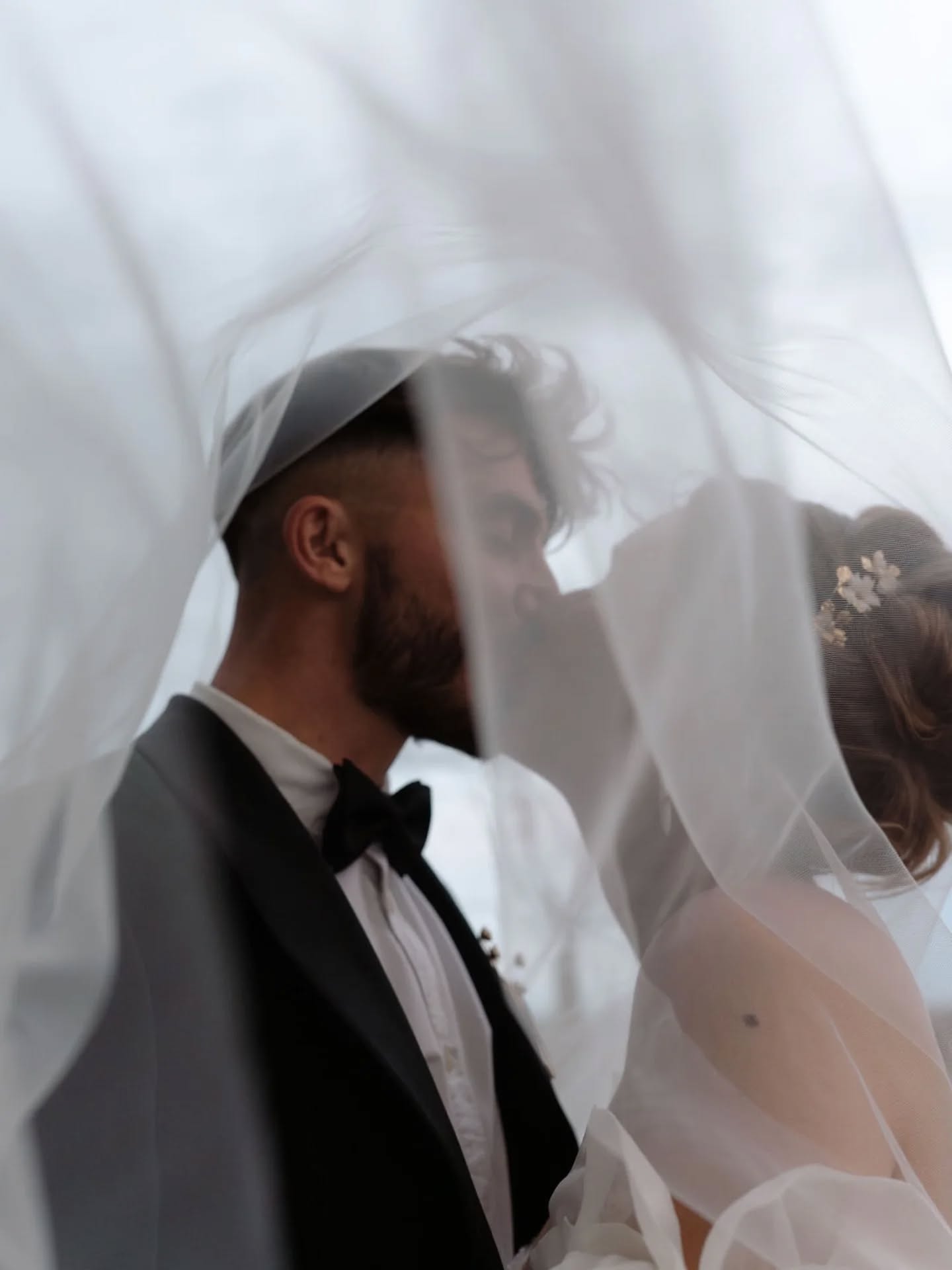 Il y a dans les mariages d’hiver une magie particulière, une lumière douce qui enveloppe, une chaleur intérieure qui contraste avec le froid de la saison.
Pour ce shooting, nous avons souhaité capturer cet instant suspendu où l’esprit de Noël rejoint celui du mariage : un univers tendre, chaleureux et profondément réconfortant.
Les compositions florales s’articulent autour des symboles intemporels des fêtes : verdure parfumée, sapin délicatement étoilé, baies rouges lumineuses et fleurs d’hiver aux teintes profondes. Chaque bouquet semble raconter une histoire — celle d’un foyer qui s’ouvre, d’un amour qui se célèbre au cœur de la saison la plus silencieuse et la plus enchantée.
Les bougies crépitent doucement, leurs flammes jouent avec les reflets des verres et se mêlent au parfum des branches fraîchement coupées.
L’ambiance évoque les soirées cocooning, la douceur d’un chalet bien chaud, les traditions que l’on perpétue avec tendresse.
Les tables se parent de nuances rouge rubis et vert sapin, ponctuées de touches dorées, comme un clin d’œil aux Noëls d’antan.
Rien n’est ostentatoire ; tout est pensé pour créer une atmosphère intime, enveloppante, presque féerique.
Ce shooting est une invitation à rêver d’un mariage d’hiver authentique, où l’on se réunit autour d’une décoration florale généreuse et chaleureuse, où chaque détail respire la tradition et l’amour du partage.
Une célébration où la magie de Noël se mêle à celle d’une histoire d’amour, pour un moment hors du temps.
Lieu : @lajaverniere
Photographe : @camillel_photo
Vidéaste : @photoalmanarre_love
Wedding planner : @idyle_weddingplanner
Couple : Laure et Loïc
Cérémonie : @idyle_weddingplanner
Coiffure : @elodiecottancin.coiffure
Maquillage : @cecile_teyssier_makeupartist
Robe : @laurencreations
Costume : @lyon_blandindelloye
Patissière : @kika_andco
Cadeaux invités : @chocolatier_plassard
Décoration, vaisselle et mobilier : @labricole_
Backdrop et signalétique : @lepetitmacatia
Alliances et bijoux : @lachambreblanche
Papeterie: @aujourdhuicest
#mariage #winterwedding #love&wind #wind #mariagehiver
#shootingday #wintermood