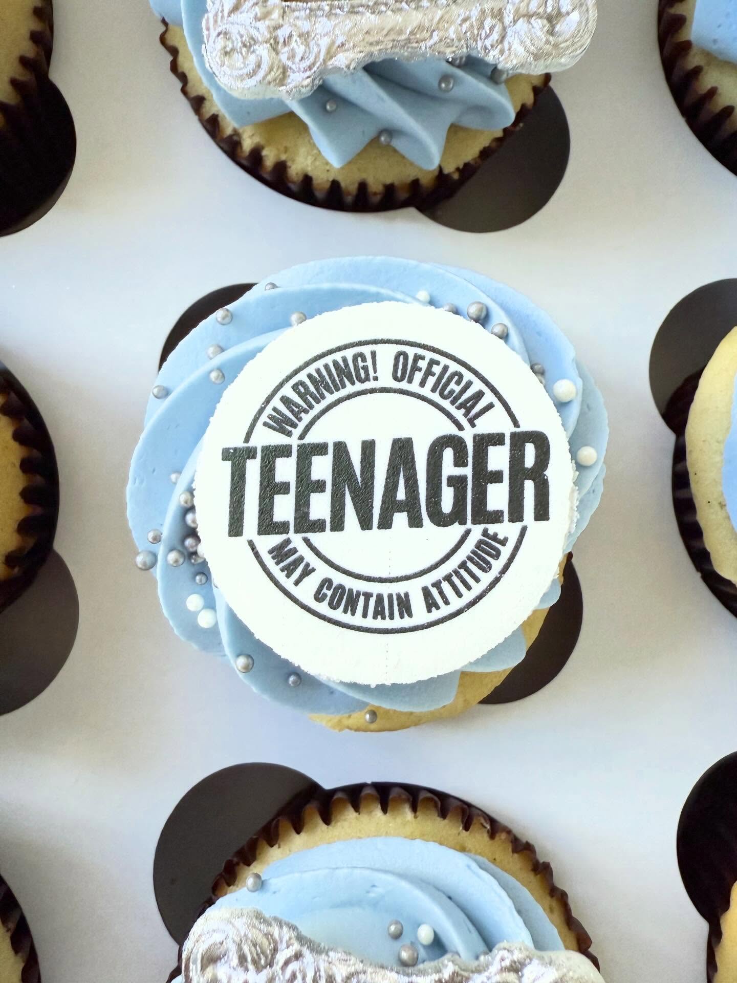 I had the privilege to create these cupcakes for my customer's son and while working on them I realized I'll have a teenager too at the end of this month😳