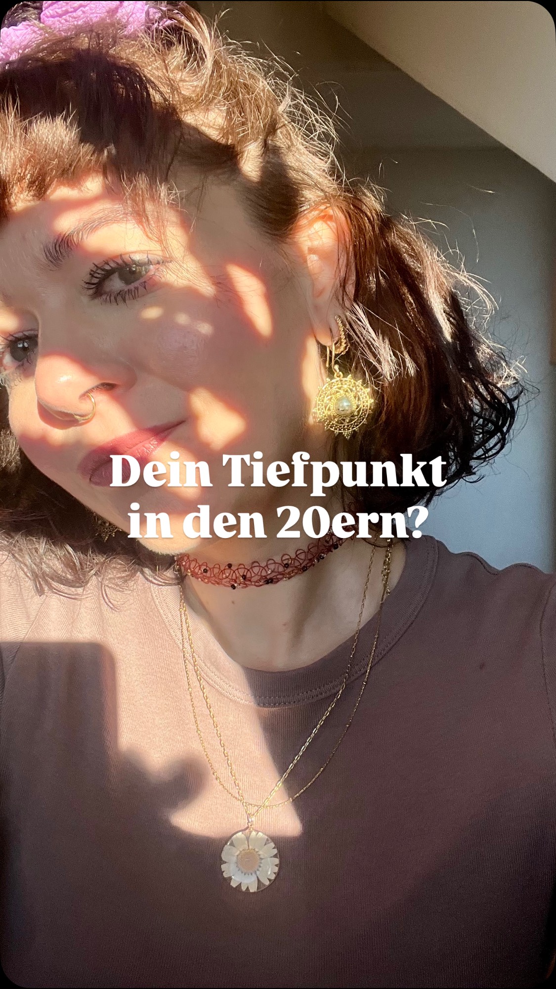 Was du auf den ersten Bildern siehst, war ich:
Ausgelaugt. Überfordert. Dauer-angepasst.
Gefangen im People Pleasing, überzeugt, dass alle anderen wichtiger sind als ich.
Gefangen in meinem eigenen Körper. Äußerlich hart innerlich taub.
Ich hab alles gefühlt – außer mich selbst.
Ich hab alles gehalten – außer meine eigenen Grenzen.
Und irgendwann bin ich zusammengebrochen… nicht, weil ich schwach war, sondern weil mein altes Ich einfach nicht mehr weitergehen konnte.
Heute weiß ich:
Mein Tiefpunkt war kein Ende.
Er war der Beginn meiner Wahrheit.
Es wird sich lohnen, wenn du da gerade durchgehst. Es wird wehtun, ja.
Es wird dich verändern.
Aber es wird dich zurück zu dir bringen –
zu deiner Kraft, deiner Klarheit, deinem weiblichen Schöpfungspotential.
Ich bin hier, um dir zu sagen:
Du darfst auf dich schauen.
Du darfst Grenzen setzen.
Du darfst dich wählen.
Und ja – du darfst neu anfangen.
✨
Und wenn du gerade mittendrin bist:
Du bist nicht allein. 🫂
Und du bist so viel näher an deinem Leben, als du glaubst.🤍✨
Love, E 🫀
BODYWISDOM
EMBODIMENT
FEMALE EMPOWERMENT
SENSITIVE
#nervensystemregulation #healingjourney #innerwork #selflovejourney #emotionalhealing #shadowwork #traumasensitiv #achtsamkeit #selbstführung #embodimentjourney