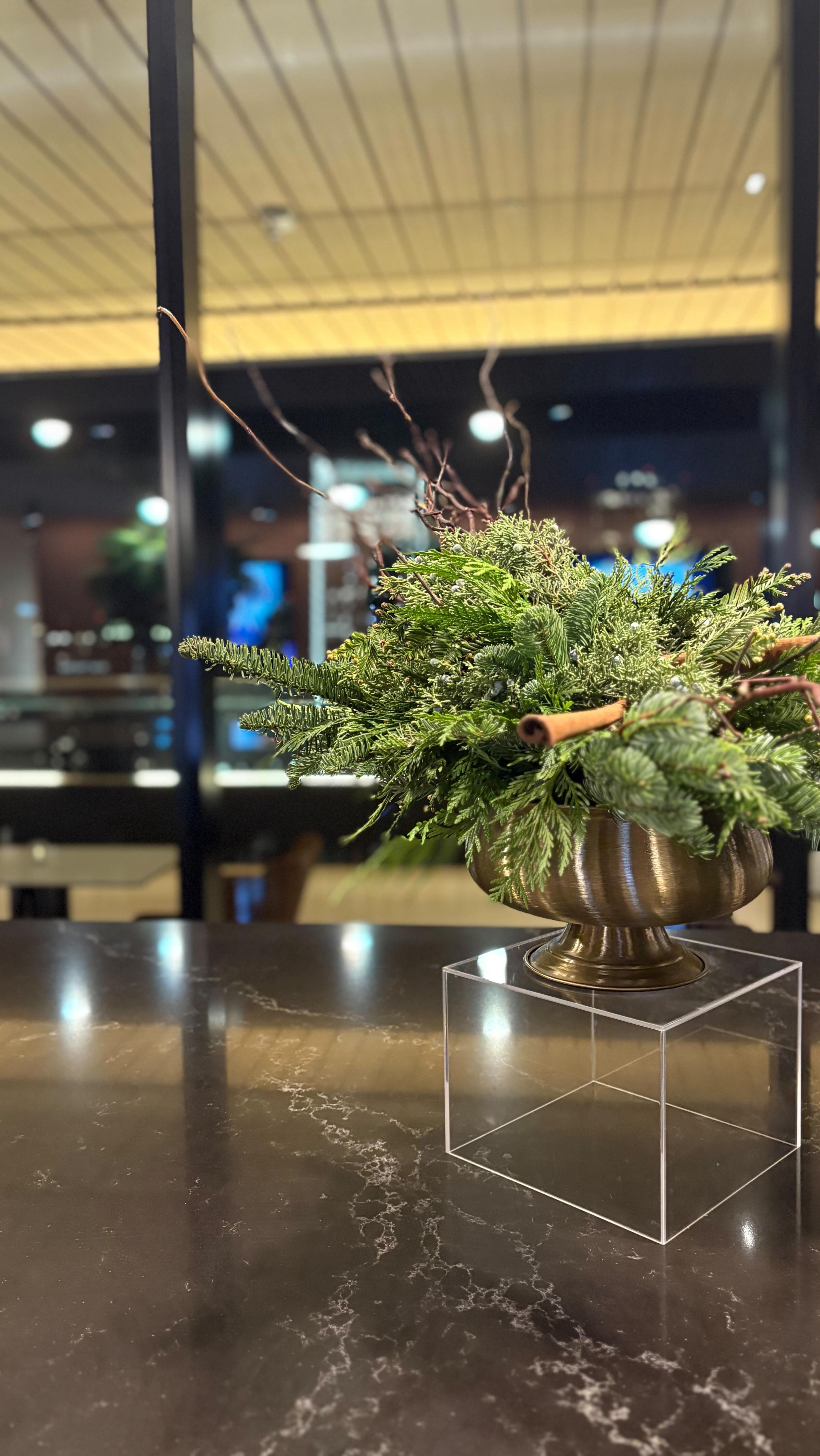 If you were wondering whether Christmas arrangements can be gorgeous without actual flowers, @gildedinbloom has taught us YES.
#corporatecatering #floralarrangement #christmascatering