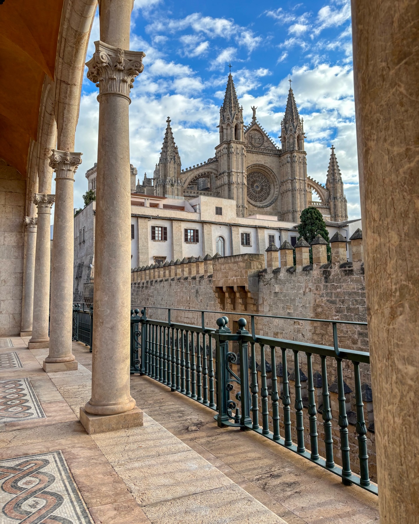 𝗦𝘂𝗿𝗿𝗲𝗮𝗹𝗶𝘀𝗺𝘂𝘀 𝘁𝗿𝗶𝗳𝗳𝘁 𝗦𝗽𝗶𝘁𝘇𝗯𝗼𝗴𝗲𝗻
Ausblick von der @fundacionbartolomemarch auf La Seu, die Kathedrale von Palma. Drinnen Dalí, draußen mallorquinische Gotik. Mallorca ist mehr als Ballermann. Gott sei Dank! Wer Kunst und Architektur liebt, findet hier viel zum Entdecken.
#mallorca #palmademallorca #espana