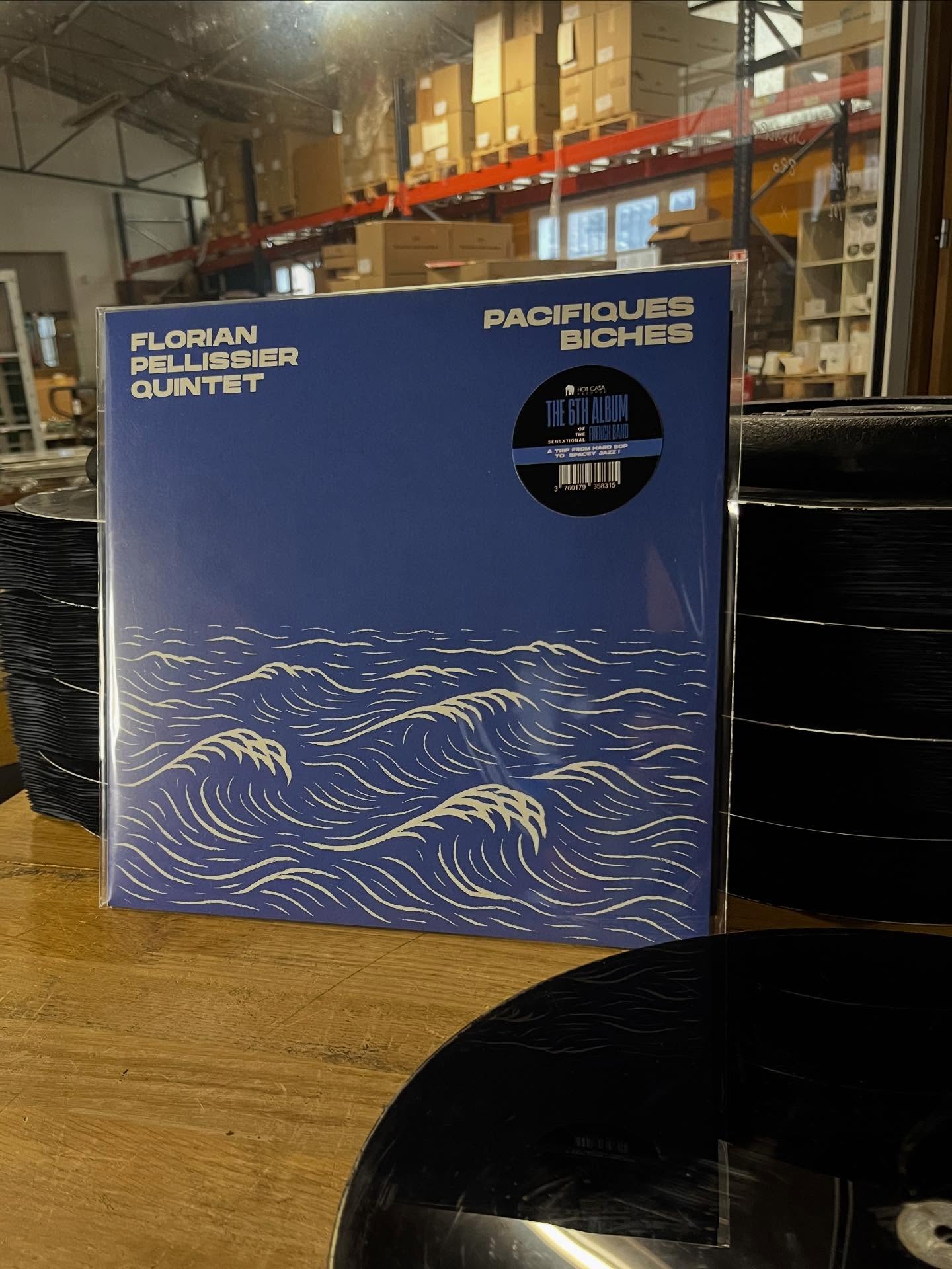Florian Pellissier Quintet - Pacifiques Biches 🌊
6eme album du célèbre quintet parisien, sorti le 5 décembre sur le label @hotcasarecords
Pressage 180g
Pochette DC
Sur-pochette de protection
Gravure par @mariepieprzownik
—
Florian Pellissier Quintet - Pacifiques Biches 🌊
The sixth album by the famous Parisian quintet, released on December 5th on @hotcasarecords
180g presing
DC-style sleeve
Cutting by @mariepieprzownik
#bebop #bebopjazz #hardbop
