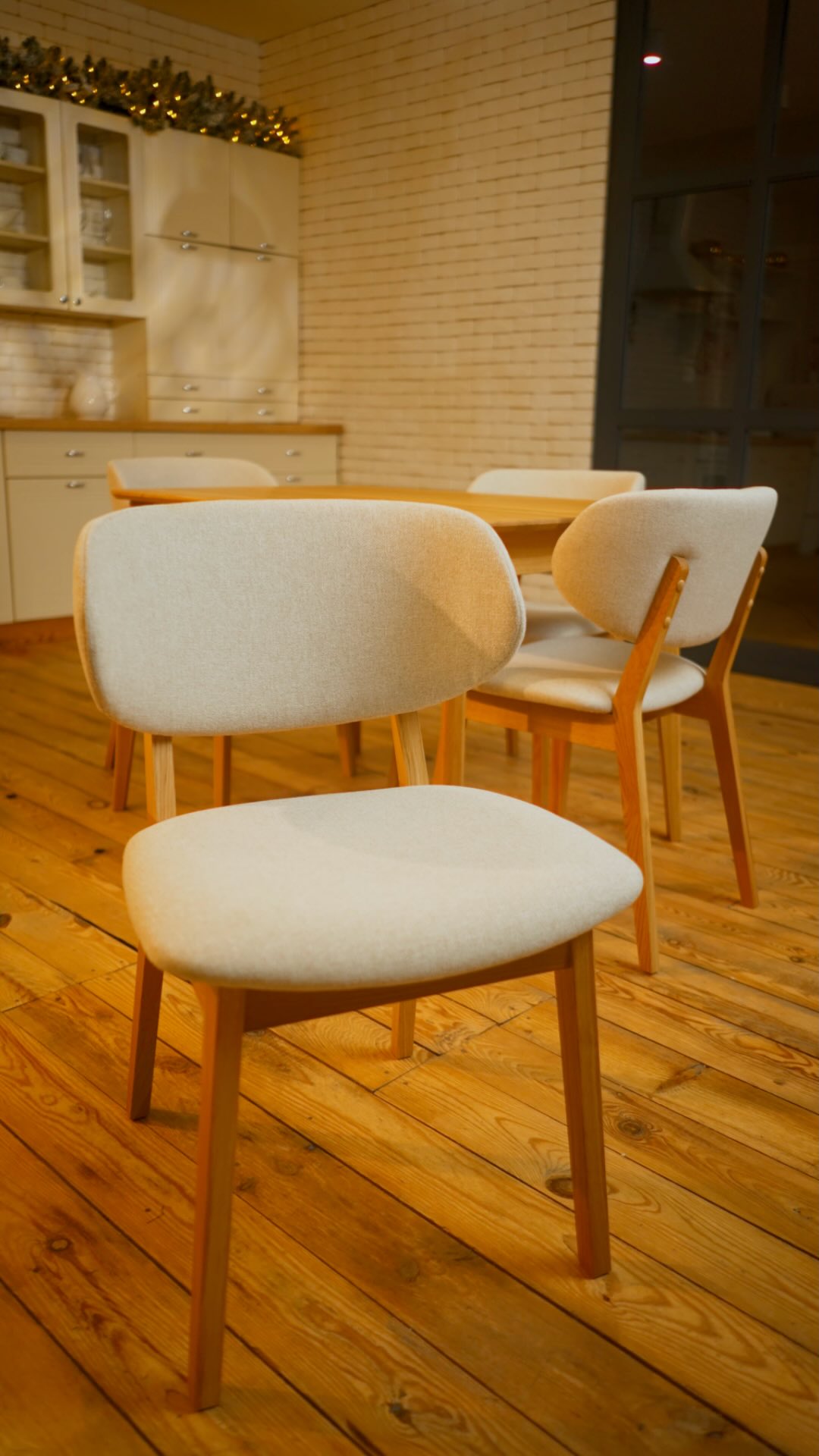 Krzesło, przy którym chce się zostać na dłużej 🤎
Krzesło Arno łączy szlachetność litego dębu z wygodnym, tapicerowanym siedziskiem. Delikatnie zaokrąglone oparcie dopasowuje się do pleców, a dopracowana forma sprawia, że Arno pasuje zarówno do przytulnej jadalni, jak i eleganckiej przestrzeni komercyjnej. To model, który wprowadza do wnętrza spokój, ciepło i ponadczasowy styl.
💰 Cena promocyjna: 1 121 zł
📦 Dostępne od ręki
🛠 Gwarancja: 2 lata
Zamów online lub odwiedź nasze showroomy w Gdańsku i Łodzi.
📩 info@cozywood.pl
📞 +48 668 400 783