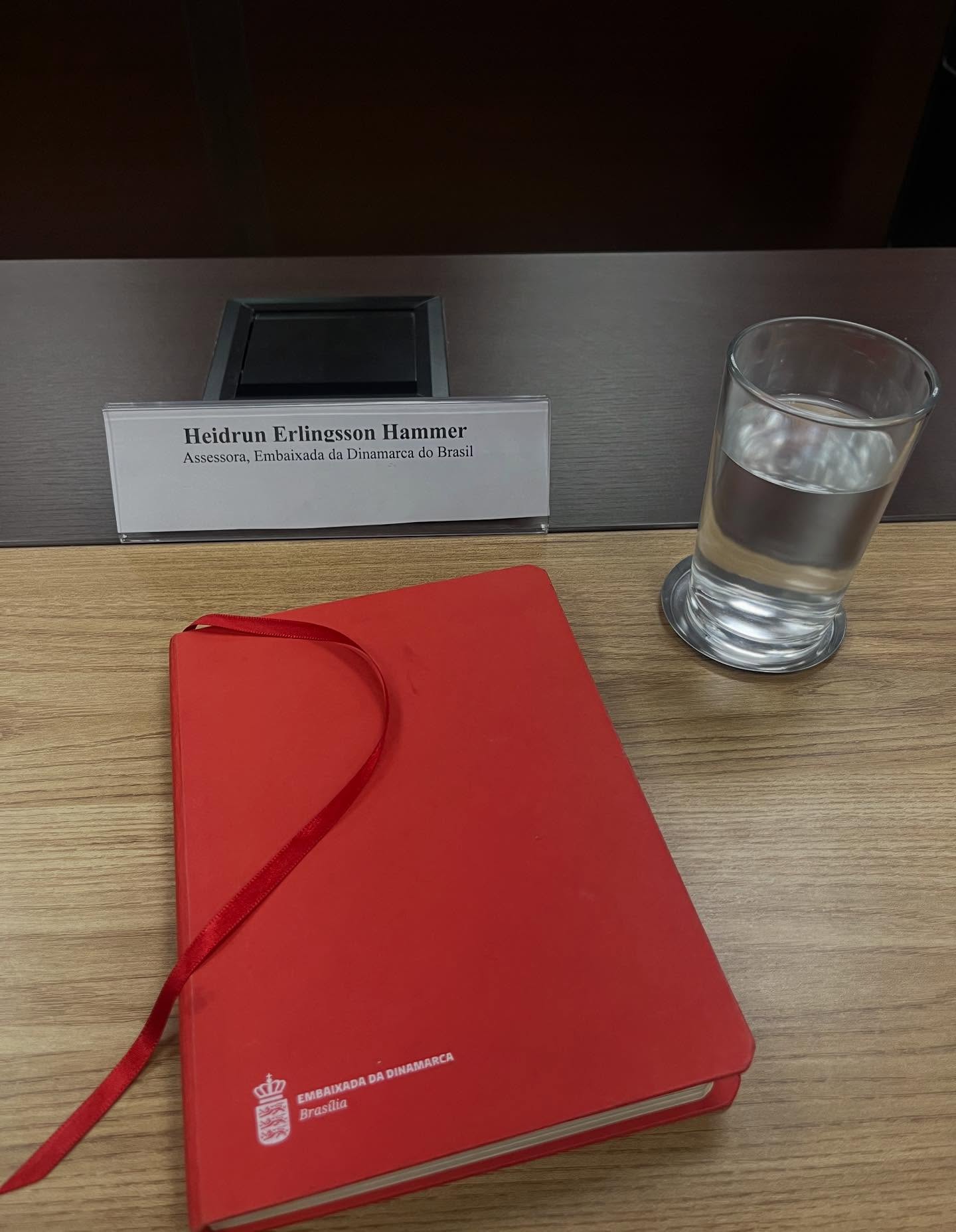 At skriva projektuppgávu📝
Umframt sjálvt praktikplássið skal man í projektorienteret forløb eisini skriva eina uppgávu á umleið 70.200 tekn, sum telur fyri 30 ECTS. Uppgávan skal snúgva seg um eitt løgfrøðiligt evni og samstundis hava ein greiðan samanhang við praktikplássið.
Eg havi valt at skriva um EUDR (ES-avskógingsforordningina) og um, hvørt forordningin er í samsvari við altjóðahandilsreglurnar í WTO. Hetta er eitt evni, sum praktikplássið hevur hjálpt mær at velja. Evnið fyllir nógv her í Brasil og á sendistovuni - tað hevur givið mær eitt gott praktiskt innlit í evnið.
Øll skriving, research og tað løgfrøðiliga arbeiðið, sum fylgir við uppgávuni, skal gerast uttan fyri arbeiðstíð ella á teimum loyvdu skrividøgunum. At arbeiða 40 tímar um vikuna, ferðast og frítíðar ítriv við vinum hevur gjørt tað eitt sindur tíðarpressað at skriva uppgávu, so tað er heilt vist nakað, man skal hava í huga, tá man velur eitt projektorienteret forløb.
Tá tað er sagt, so haldi eg, at eg havi lært sera nógv av at skriva hesa uppgávuna, og eg gleði meg at lata hana inn í januar.