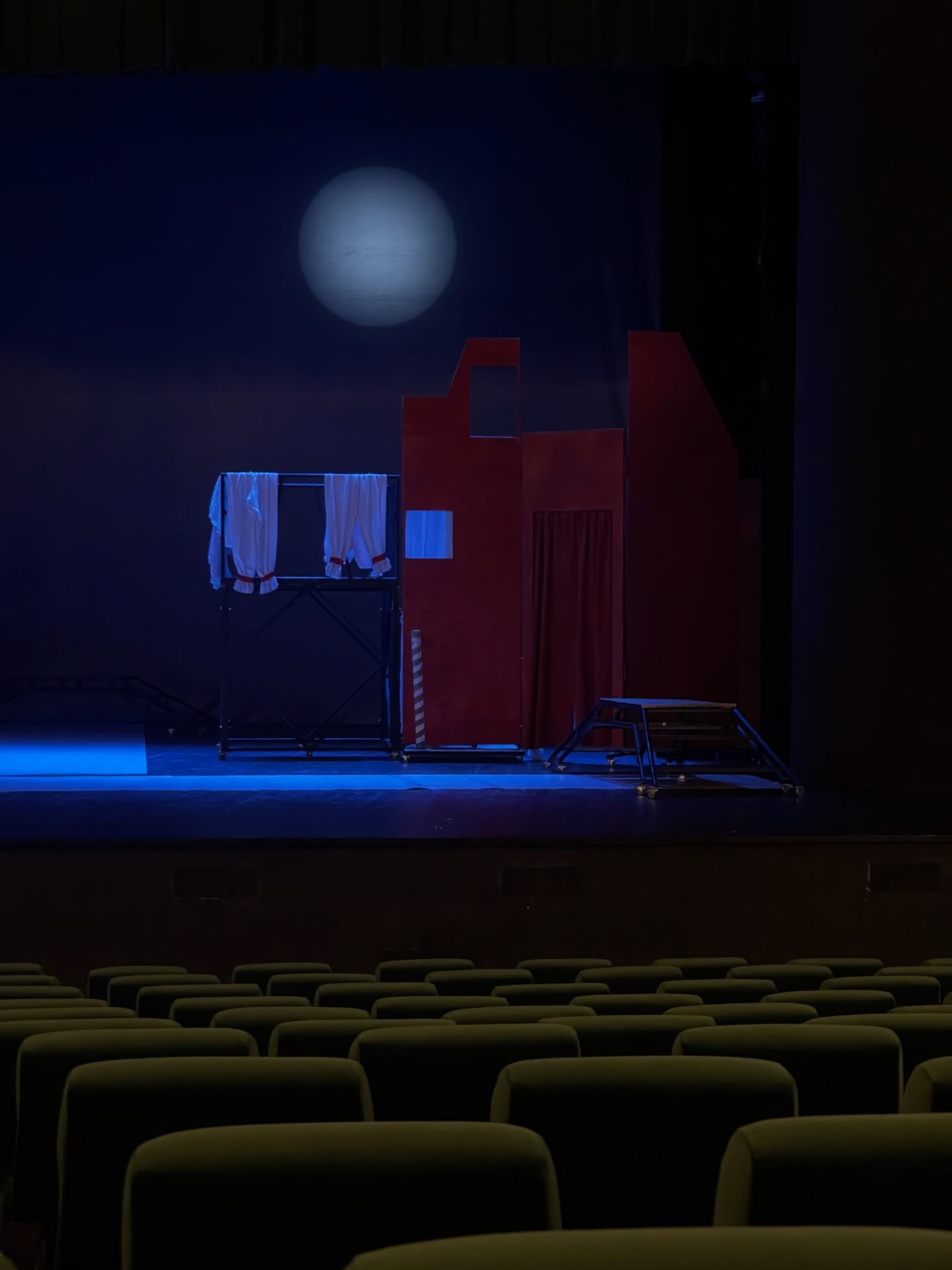 A few Nov - Dec bits and bobs and with that, we’re so close to calling it a wrap on another year. This one kinda went by in a blur - too fast, too soon.
.
.
.
.
#2025 #endoftheyear #femaledirector #director #producerslife #producers #filmmakers #travel #sunsetloversgram #sunsets #brașov #london #romania #ador #wintermood #wintervibes❄️ #seasonfinale #theatre #teatrulsicaalexandrescu