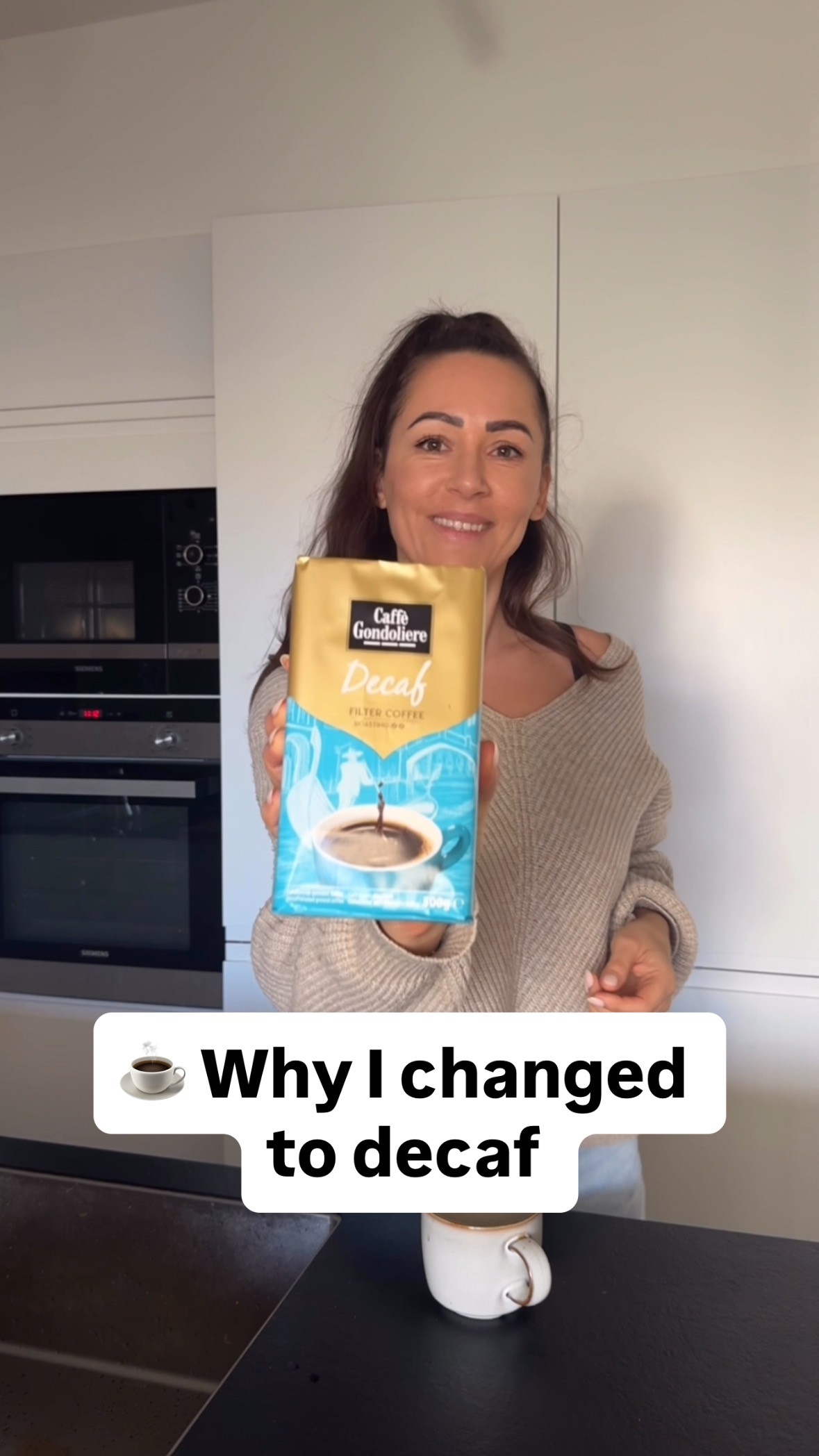 fter my concussion, I noticed that my nervous system had become extremely sensitive.
Even small triggers could overwhelm my brain: light, noise, stress… and yes, caffeine too.
Caffeine stimulates the central nervous system and increases activity in the sympathetic nervous system — your “fight-or-flight” system.
After a concussion, this system is often already overactive. Extra caffeine can therefore lead to:
👉🏻 faster heart rate and higher blood pressure
👉🏻 more headaches and brain fog
👉🏻 poorer sleep quality
👉🏻 increased irritability and mental overload
👉🏻 more anxiety
In short: what normally gives you energy can now overstimulate your nervous system and slow down your recovery.
What used to be just a regular cup of coffee now felt like a trigger.
Decaf became my lifesaver.
It still gives me the warm coffee ritual and the taste I love, without overstimulating my nervous system.
This way, my brain can relax, recover, and my energy stays more stable.
☕ Do you drink coffee? Have you noticed how it affects your recovery and nervous system?