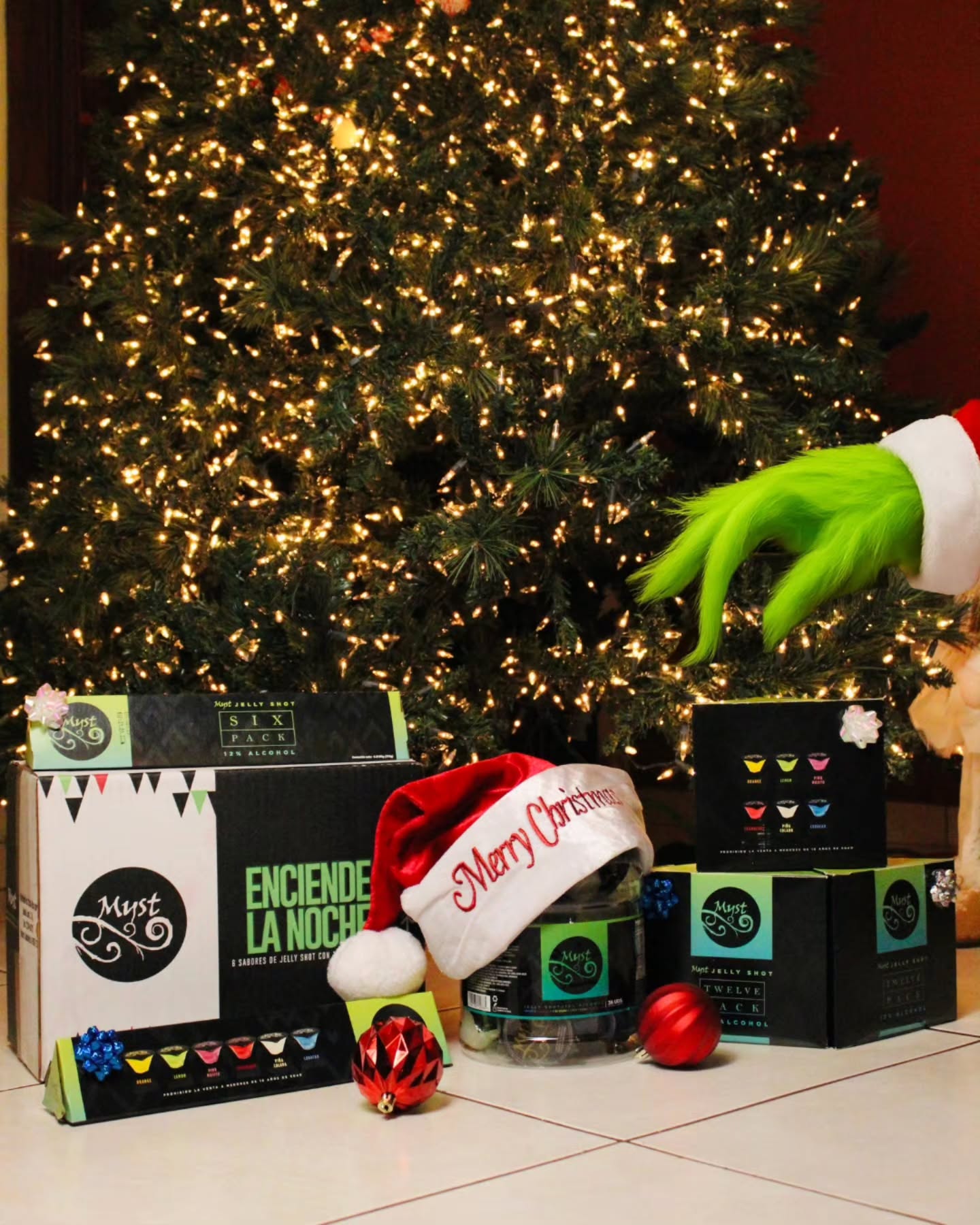 Plot twist: El Grinch no vino por los regalos… vino por los shots 💚🪩