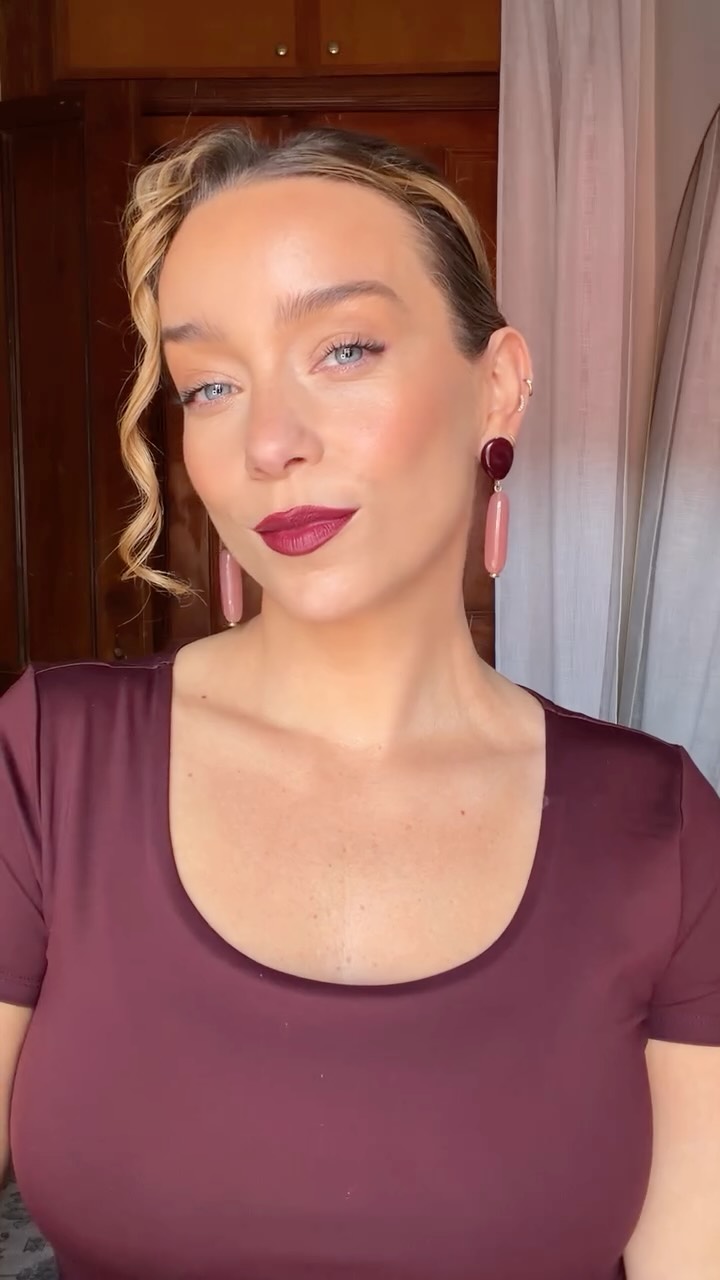 Not me turning 39 and thinking I’m in my Auntie era telling folks what to do 🤭
But seriously, wear a lip with some color on it with your slickbacks! (Gen Z I’m looking at you 👀)
And while we’re here, put some earrings on too! Enough with this studs bullshit. Give me HOOPS! Give me DANGLES! My generation wore earrings so big we had to have our earlobes surgically repaired for Christ’s sake! Do it for the plot!!!!
Rant over 😌 Auntie Sarah signing off