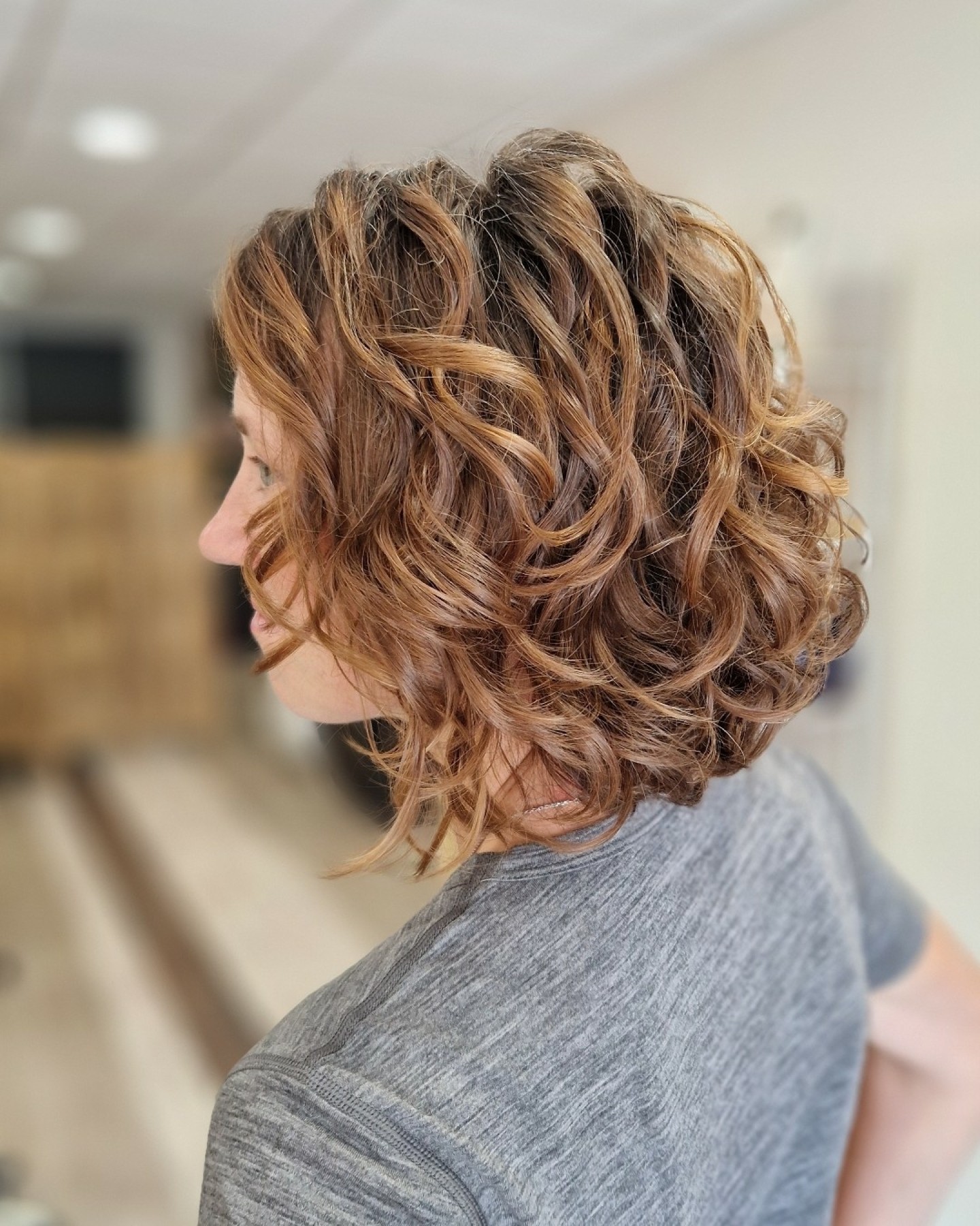 Un carré ondulé revisité 🌿
On redéfinit la forme, on rééquilibre, on apporte du mouvement… Une coupe simple et canon pour sublimer ses ondulations naturelles !