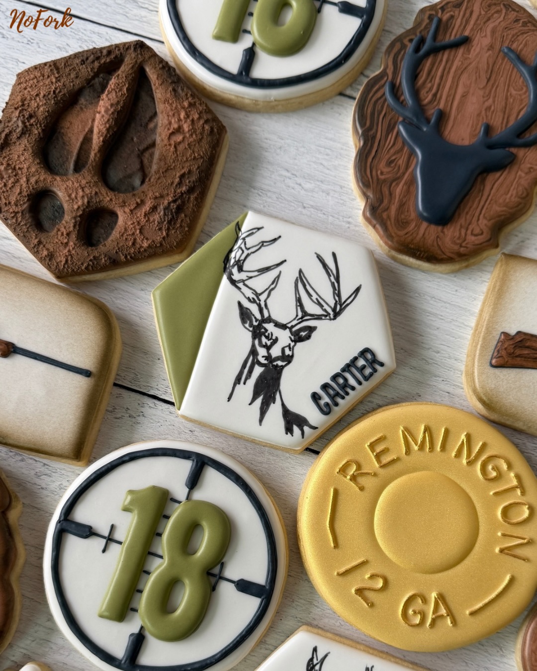 Don’t get us wrong, we love frilly ‘girl’ themes, but…we love ‘boy’ themes even more! 🦌🤎 This hunting set for a very special milestone birthday was a sure shot to our baking heart 🎯
Happy Birthday Carter! 🍂
(Part 2 of 2)
#nofork #celebratingmadeeasy #eatwithyourhands #huntingcookies #sugarcookies #noutensilsrequired #supportlocal #custombakery