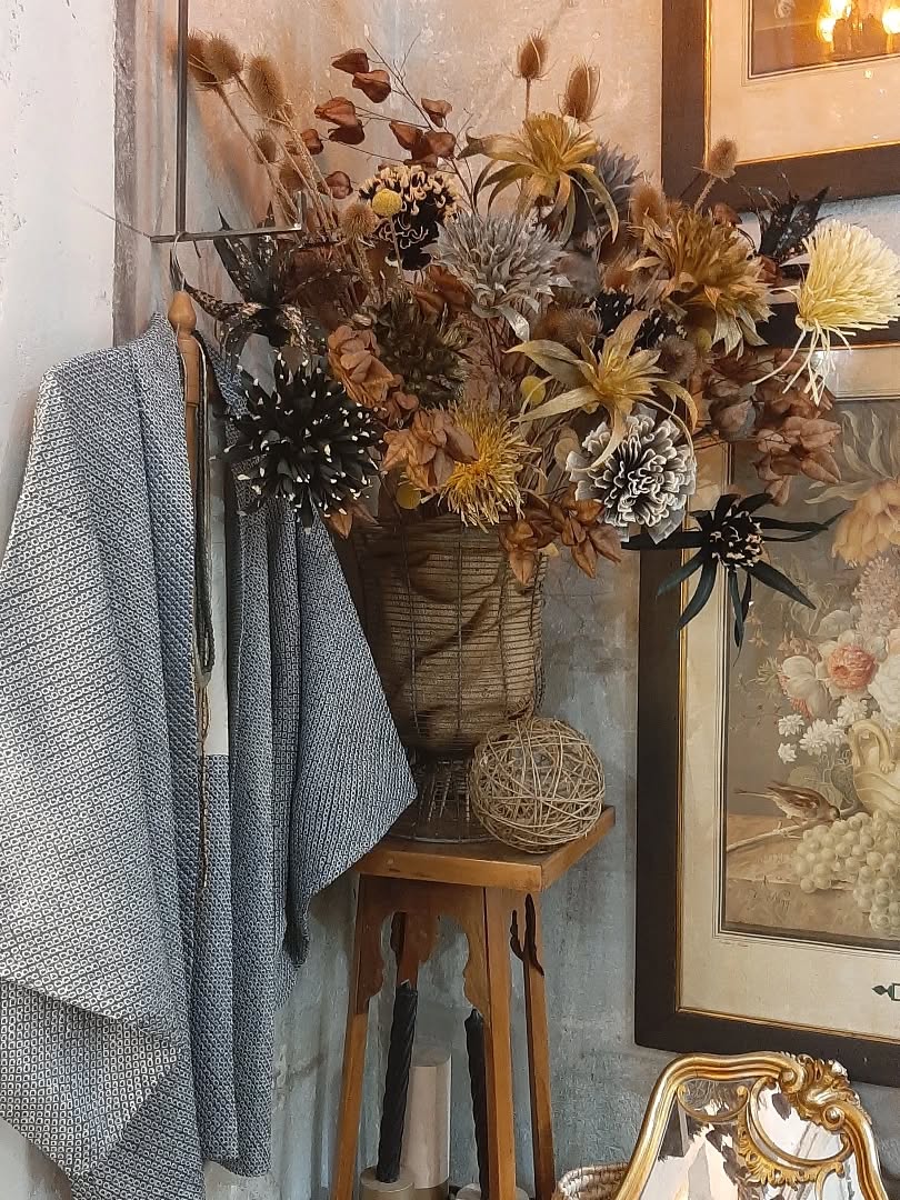I fiori di @merendiandrea e tanti kimono e haori vintage, in seta, selezionati uno a uno, eleganti e versatili, perfetti su un abito ad una festa o con un jeans e un dolcevita.
Li porto a @chiostroinfiera o venite a provarli qui?
#haorivintage
#kimonovintage
#pezziunici
#emporiomikica