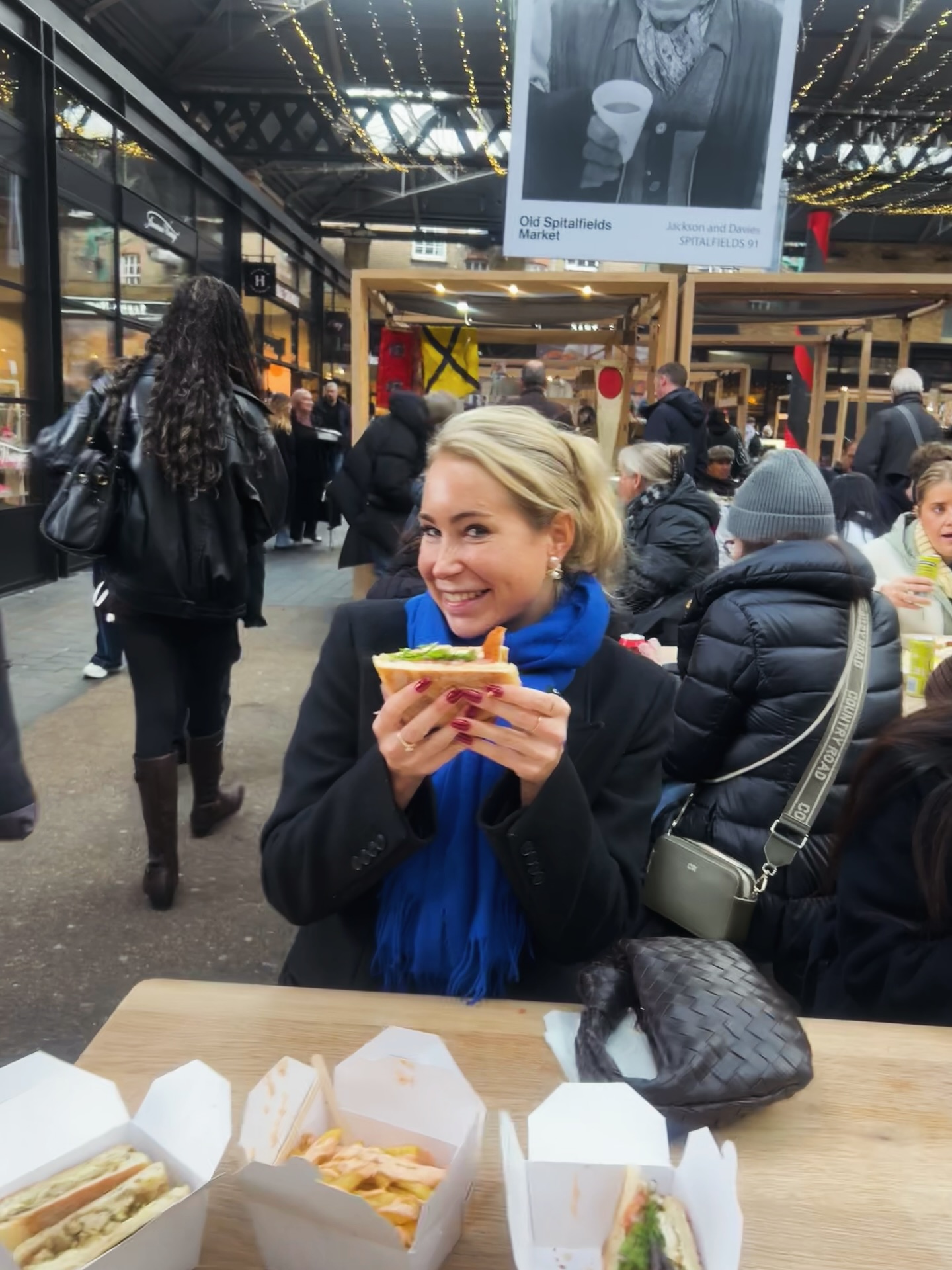 Spitalfields is full of Christmas vibes 🎄
Come join the love — and make it delicious with Mamma’s Goodies ♥️
#MammasGoodies #ChristmasVibes #SpitalfieldsMarket #LondonChristmas #FestiveSeason #LondonFoodies #ItalianStreetFood #ChristmasInLondon #HolidayMagic #LondonEats #FoodieLondon #ChristmasMarket #FestiveFood