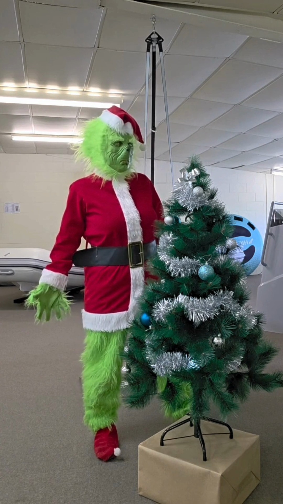 It's a struggle to make our shop room look Christmasy with the Grinch around! Least the Highfield boats look great in the back!
#aakronxpresstrailers #highfieldboats #grinch #christmas #boatingnz #nz