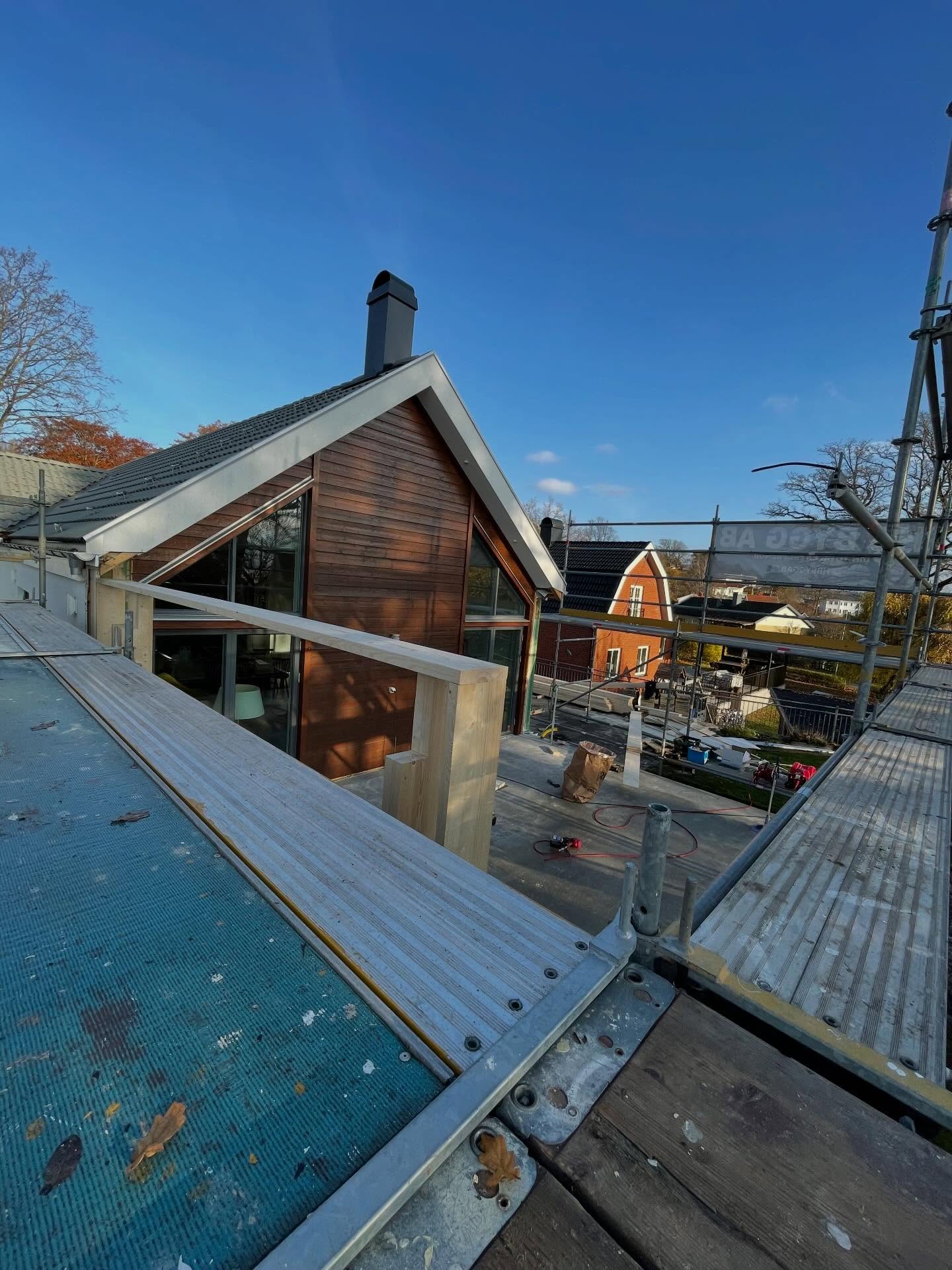 Tätt hus i Lerum✅ - Tillbyggnad (förlängning) är påbörjad 🤩 #hbbygg #hbbyggab #tillbyggnad #lerum