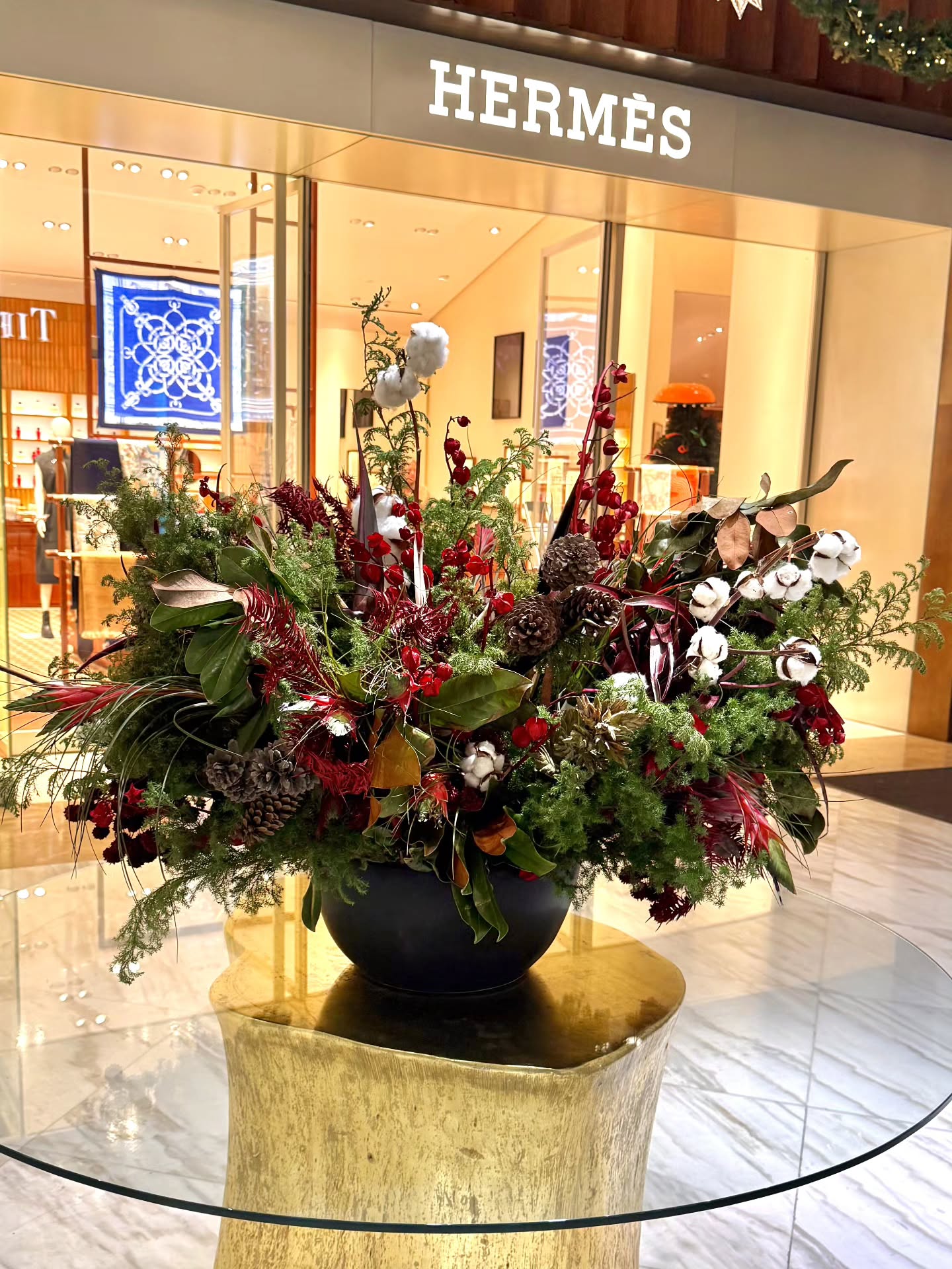 ✨ La magia de la Navidad también se expresa en arte floral. 🎄✨
En FlorilegioMX, creamos arreglos a la medida de tus sueños más sofisticados. Este diseño, capturado frente a un icónico escaparate, es una muestra de cómo la elegancia navideña puede cobrar vida con cada detalle verde, rojo y dorado.
Si te enamora esta atmósfera, podemos crear algo igual de exquisito y personalizado para ti. Porque en esta temporada, tu espacio merece brillar con auténtico lujo floral.
#FlorilegioMX #ArteFloralDeLujo #NavidadElegante #OldMoneyStyle #LuxuryFloralDesign #PolancoLuxury #HolidayFlorals #EleganciaNavideña #DiseñoExclusivo #LujoEnFlores #DecoraciónDeLujo #ExperienciaFlorilegio