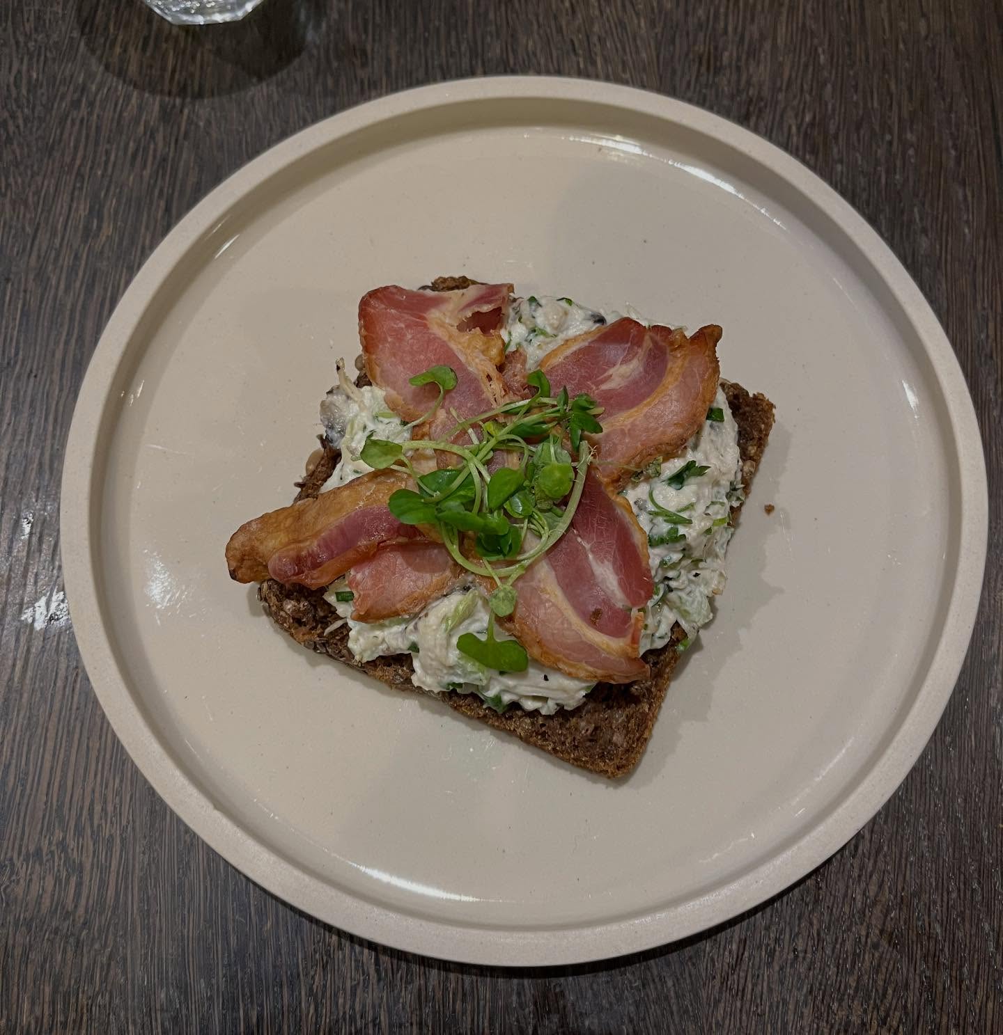 Love these open rye bread sandwich options @oleandsteenuk Good protein options to fill you up at lunch, and extra fibre from the bread. Tasty too.
Iâve been suggesting open sandwiches or to leave a piece of bread to clients for years, and I think they think Iâve made it up! Theyâre now on the high street.
Jugs of water easily available if youâre on a budget or coffee-d out.
#openryesandwiches #chicken #bloodglucose #runnersrussia #surrey #onlinenutrition