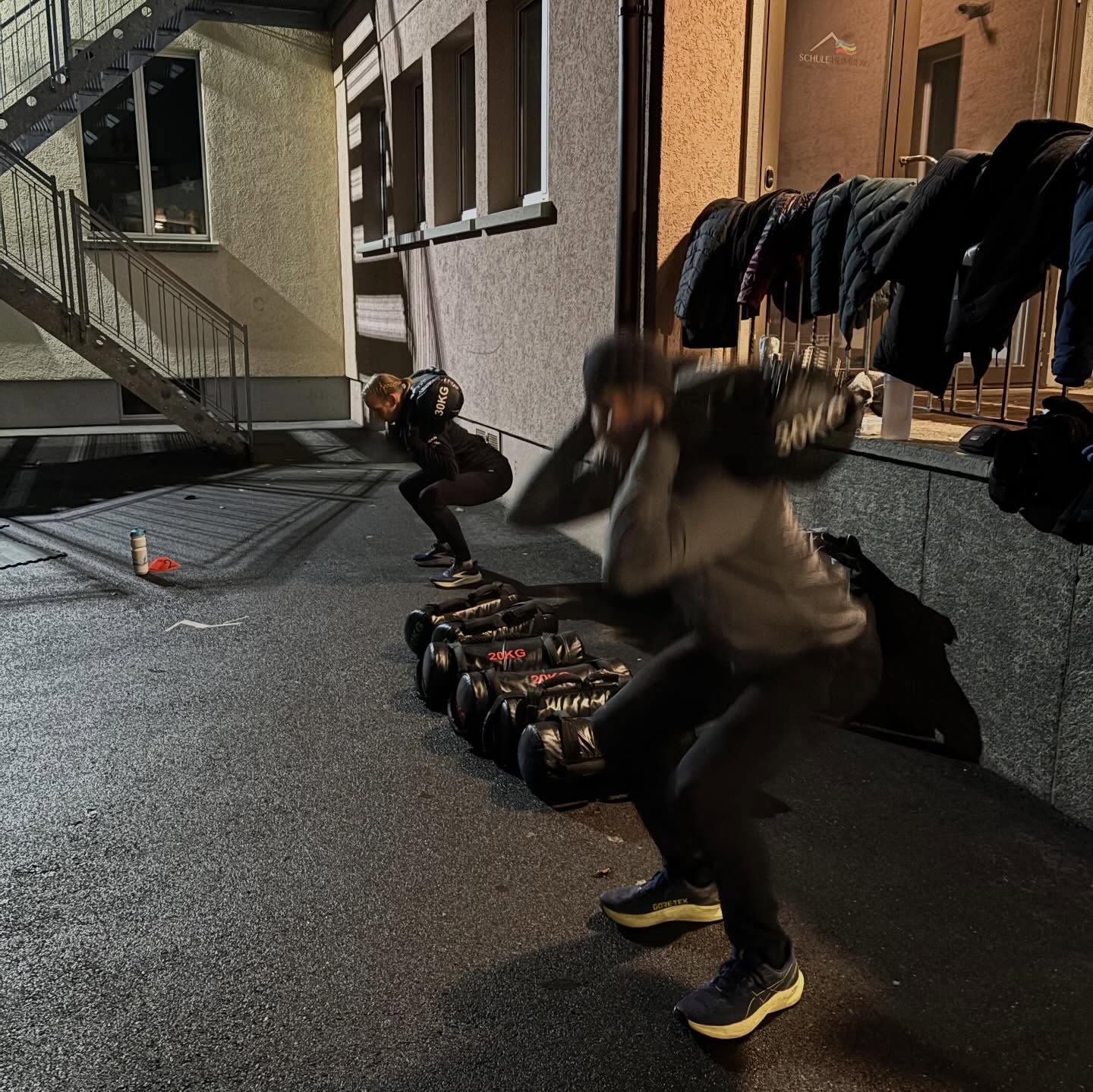 Winter Bootcamps 💪❄️ ä Heruseforderig wärt 😉
und NEI du muesch nid scho „fit u parat“ is Bootcamp cho. Du muesch nid gad dr 30er Kilo Sandbag m