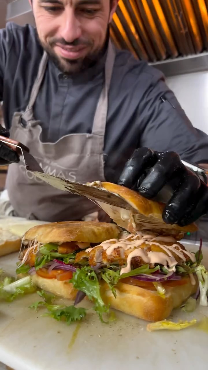 Crispy Chicken our “POLLO” 🔥
Fresh greens + tomato & onion, famous spicy mayo and melted cheese cover 🤌
Try it once… and resisting becomes impossible 😉
Find us at Spitalfields or order online anytime! Link in bio!
#MammasGoodies #CrispyChicken #PolloPanini #LondonFoodies #SpitalfieldsMarket #ItalianStreetFood #ChickenLovers #LondonEats #FoodieLondon #StreetFoodLondon #OrderOnline