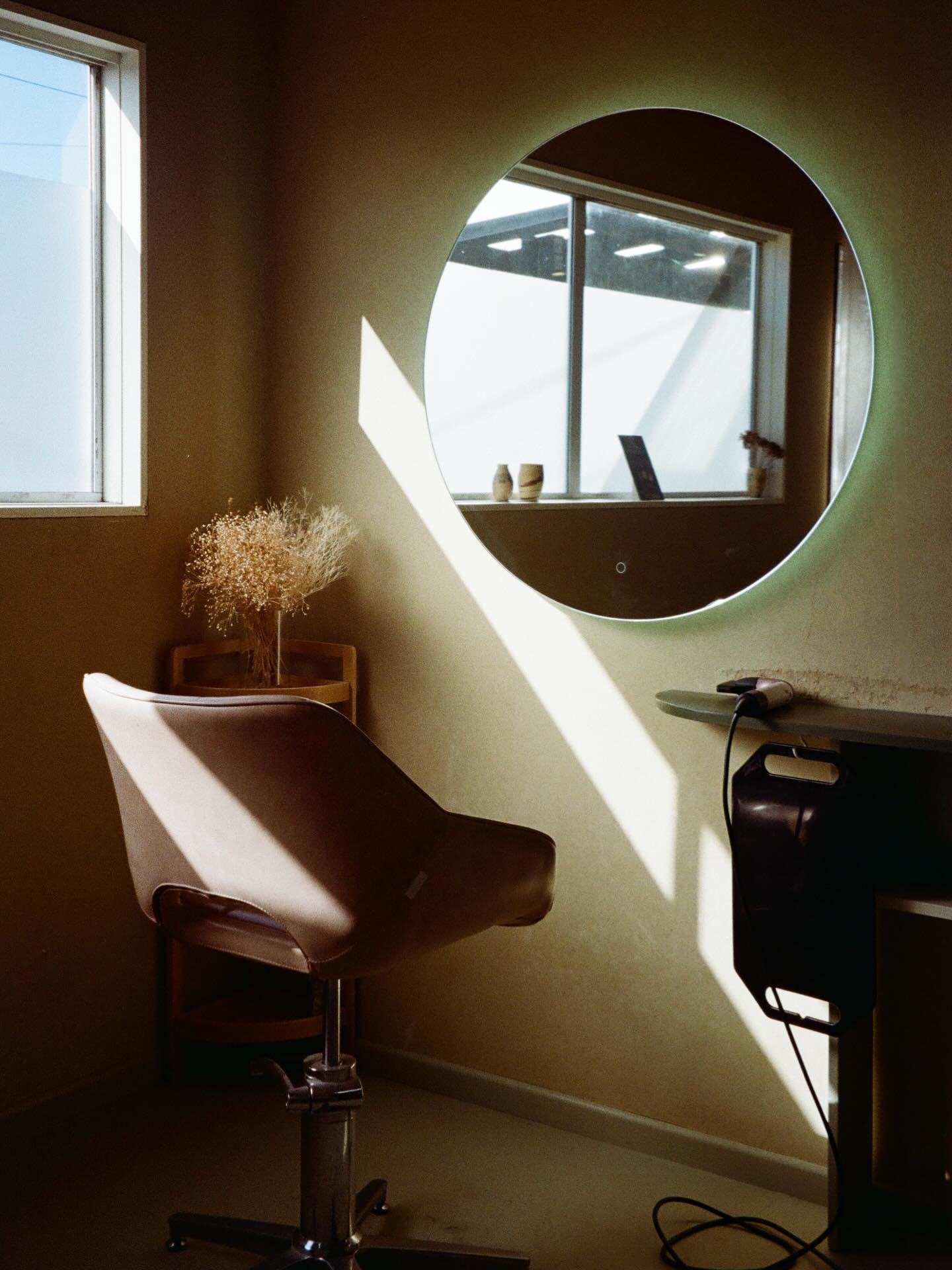 Simple salon moments, where the sun gleams through and creates a soft, warm ambiance 🌾
#yuduyuhairsalon #youdoyou #tamakimakaurau #hairsalonwaiheke