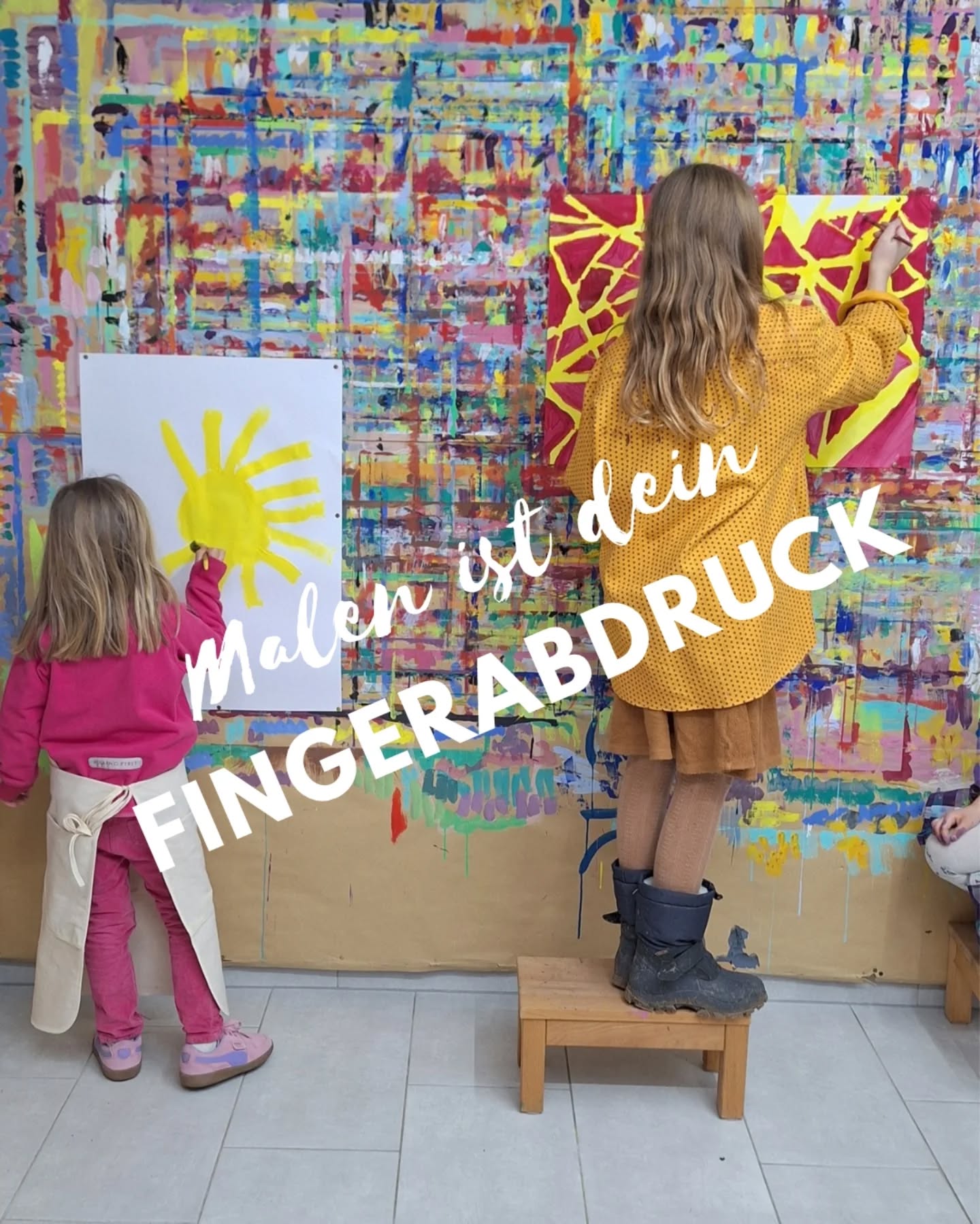 Wie schaffen wir es die Freude der Kinder beim Malen zu erhalten?
Warum gibt es Kinder, die ständig am Maltisch zu finden sind und Kinder, die freiwillig keinen Stift in die Hand nehmen? Du hast diese Beobachtung auch schon gemacht? Verwirrend, oder? Denn jedes Kind hat das Bedürfnis Spuren zu hinterlassen und tut dies, wann immer es dazu Gelegenheit hat.
Was also tun, um die Freude, Neugier und Begeisterung der Kinder beim Malen zu erhalten?
💡 Es gibt zwei Arten von Malen, das natürliche und das künstlerische Malen. Beim künstlerischen Malen gibt es einen Adressaten und es geht um ein Ergebnis. Das Bild ist das fertige Produkt. Man möchte etwas vorzeigen, dafür muss es dem Empfänger möglichst gefallen und einem bestimmten Anspruch genügen.
🌱 Dies hat aber gar nichts mit der ursprünglichen Art des Malens, mit der natürlichen Spur des Menschen zu tun. Wenn man Kinder auf natürliche Art und Weise malen lässt, gleicht es einem Samenkorn, das man pflanzt und das die Bestimmung in sich trägt zu wachsen und zu gedeihen. Das Kind malt also, um des Malens willen.
Was kannst du tun?
📌 Zur Wiederherstellung des natürlichen Malens ist es entscheidend auf Vorgaben, Kommentare und Bewertungen zu verzichten.
📌 Erteile also keine Malaufträge, sondern schaffe ein Umfeld, in dem das Kind Spuren hinterlassen darf.
📌 Nimm die Spur einfach nur wohlwollend wahr. Dies merkt und spürt das Kind.
📌 Vermeide es das Bild zu bewerten. Möchte das Kind unbedingt etwas von dir zurückgemeldet bekommen, weil es dies bis heute so gewohnt war, frag zurück: Wie gefällt DIR dein Bild? Das verändert den Blick auf das Wesentliche und befreit das Kind von der Abhängigkeit äußerer Bewertung.
📌 Du kannst auch den Fokus vom Produkt weg, auf das Tun des Kindes lenken, indem du das Tätig sein des Kindes beschreibst: „Wenn ich die Farben auf deinem Blatt ansehe, sehe ich die Freude die du beim Malen erlebt hast.“
Auf diese Weise entstehen anders geartete Bilder, weil das Kind im Spiel, ja im Flow ist und völlig selbstvergessen und zweckfrei aus sich heraus malt.
Probiere es gerne aus und schreibe mir deine Erfahrungen!
#martinajuretzka #kitaimpulse #inhouseschulungen