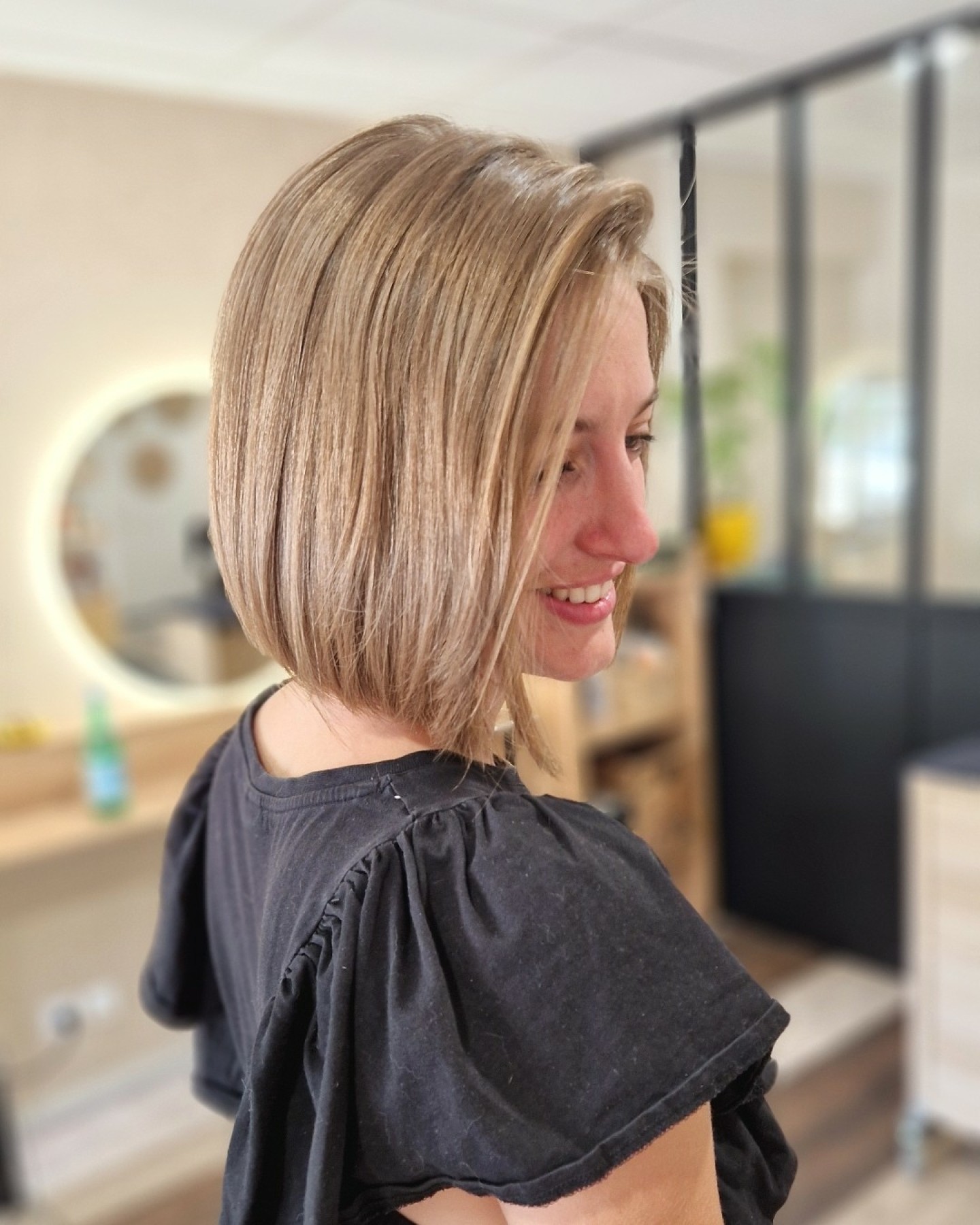 Un rafraîchissement tout en douceur pour @lamaison.demma 💛
Coupe nette, mouvement retrouvé, et un résultat tout doux pour accompagner son quotidien 🤗