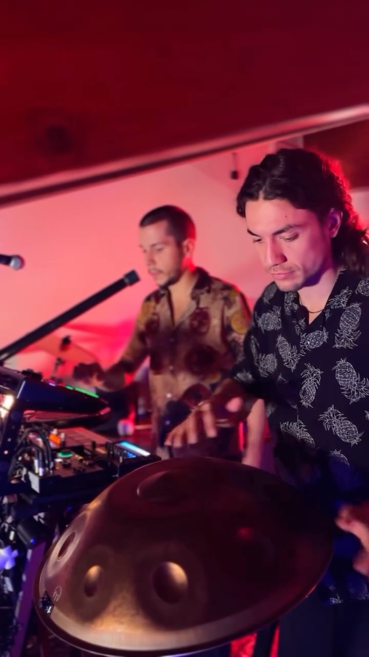 Ci sono momenti in cui non programmi niente… e poi succede😳.
Io e @federicoscano_ ci siamo messi a giocare improvvisando con la Loop Station e vari strumenti… Ecco cosa ne é uscito 🎧
La musica arriva così: due artisti che si ascoltano, si incastrano, si lasciano spazio 🎶
#loopstation #synth #telepathicinstruments #orchid #handpan #rc505 #hpd20 #microfreak
E mentre i loop girano 🤩tutto inizia a fluire 🥰