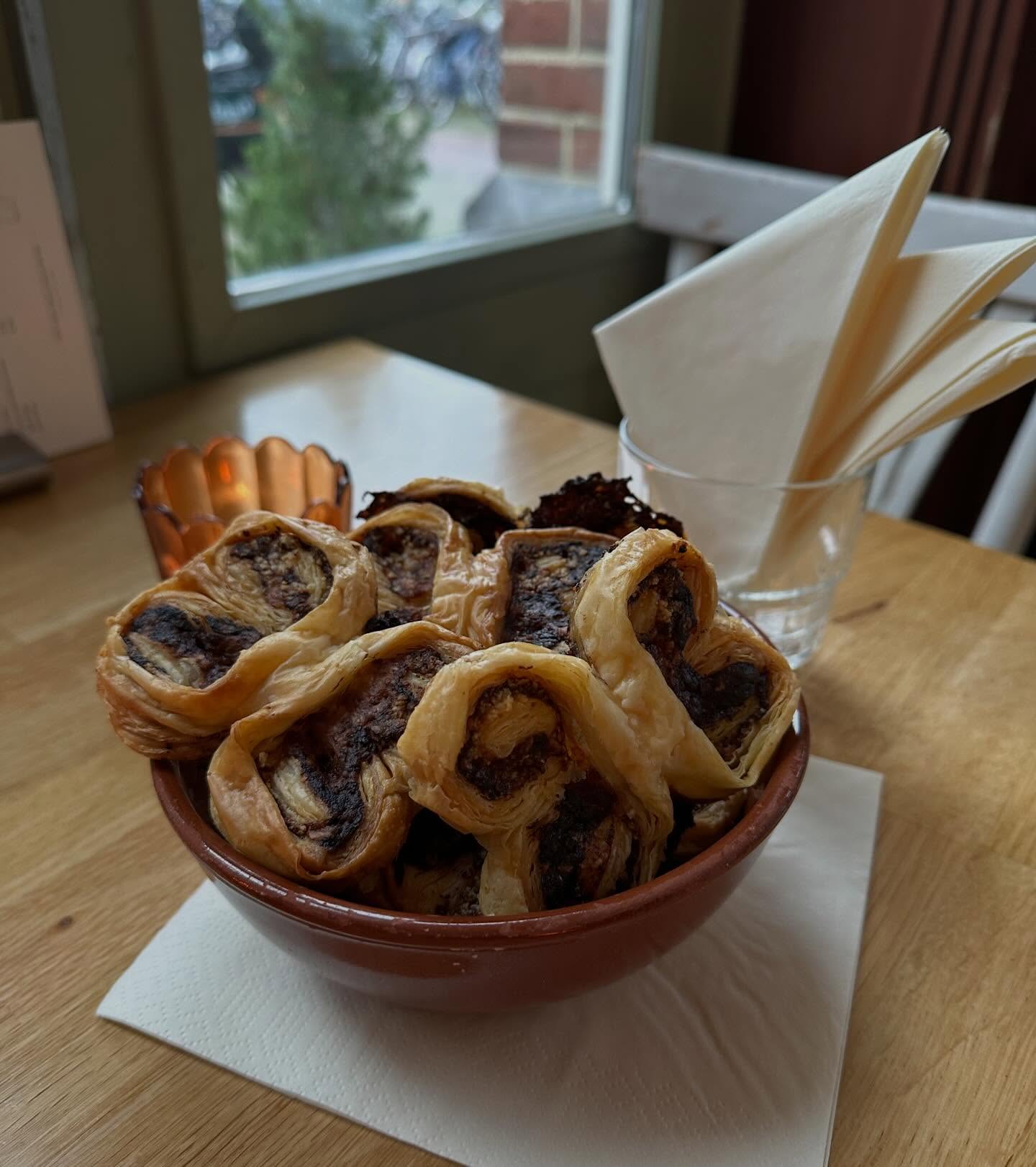 🌟Holiday treats 🌟
We couldn’t resist making some treats to get you through the holiday season! We’ve made:
🥨cheese twirls: delicious as is, or heated up in the oven… as cheesy as it gets! €4,50 for a jar of 8
🥣granola: with pumpkin seeds, sunflower seeds, walnuts and some winter spices, perfect for Christmas morning and beyond 💕 €3,95 for 200g
Available at the cafe, or email us to pre-order for December 24th pickup! (Limited supply)
Which treat is calling your name?