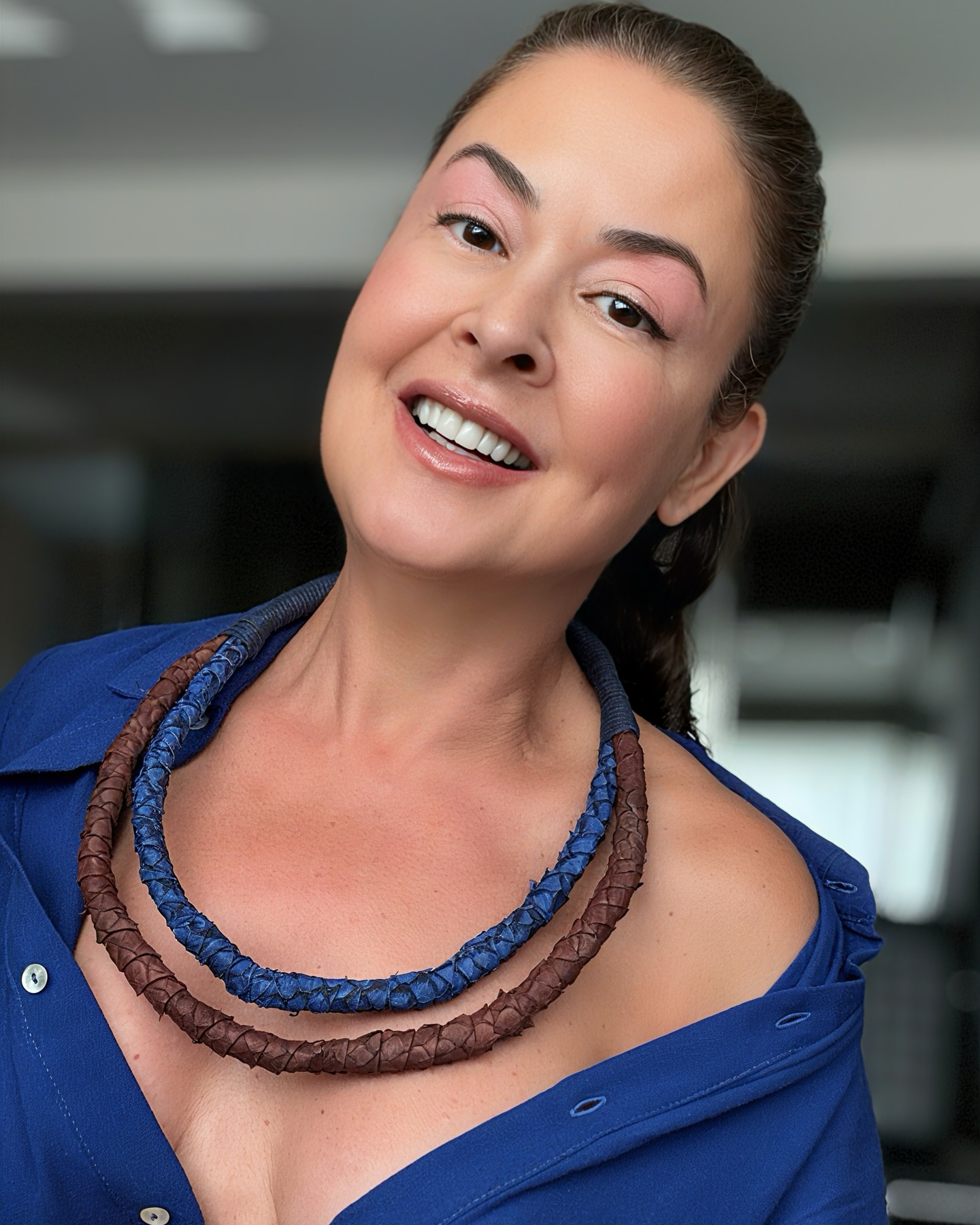 Nossas peças da nova Coleção Couro são aqueles acessórios sustentáveis e inovadores que transformam esse subproduto em peças nobres e repletas de personalidade.
Na imagem, o colar duas alças em couro de tilápia tingido em azul e marrom.
Para adquirir o seu, acesse o nosso site e aproveite o FRETE GRÁTIS para compra de quaisquer produtos pronta entrega.
#luxosustentavel
#elegancianatural
#biojoiasexclusivas