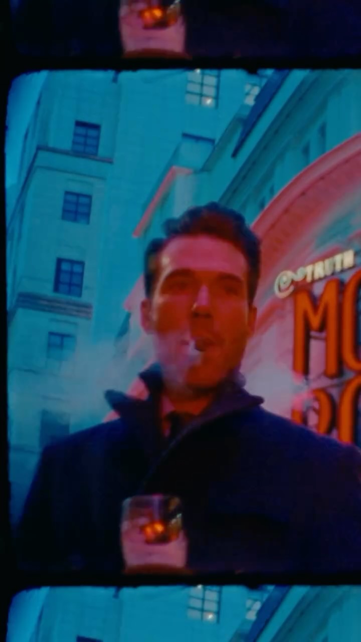 Winter evenings in London, paired with good company, and one or two Charatans 🎄💨💙
#Charatan #WinterVibes #CigarLovers