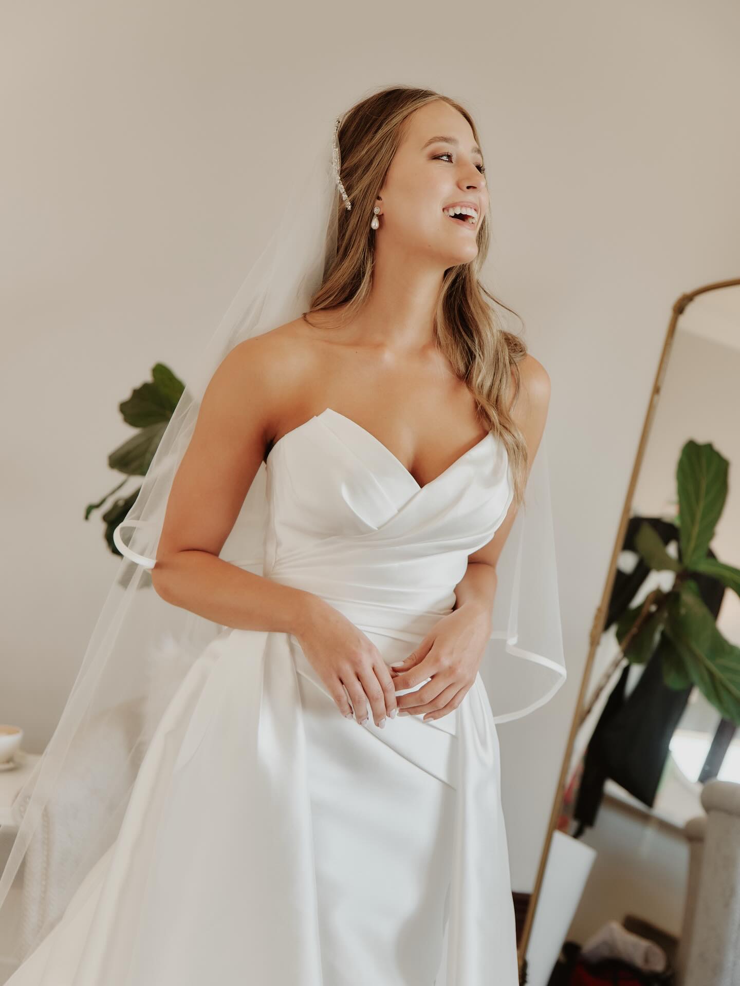 Sometimes the loudest statement… is simplicity🤍
A plain gown, crafted to perfection. Would you choose minimal or detailed for your big day?
#johannesburg #wedding #minimalistbride #elegant #2026
