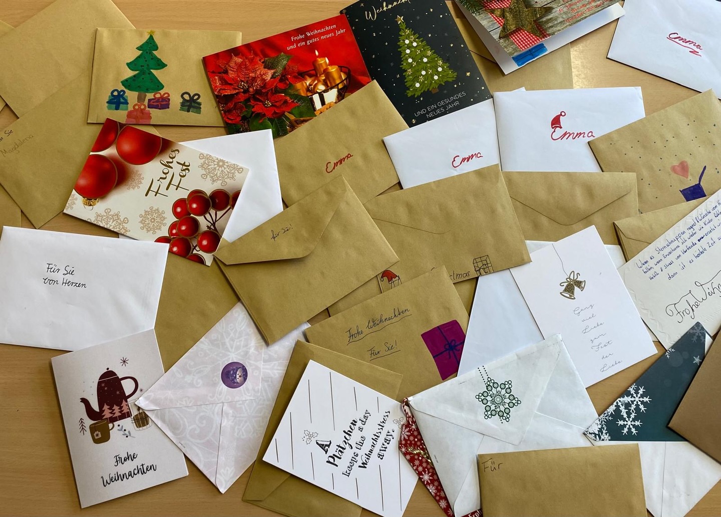 Die Klasse 5a verbreitet Weihnachtsfreude mit liebevoll gestalteten Karten für vier Seniorenheime.
Insgesamt sind 40 Karten entstanden, die sowohl den älteren Menschen als auch dem Personal hoffentlich ein Lächeln auf das Gesicht zaubern.
#weihnachtsfreude #weihnachtsgruß #graupnergym